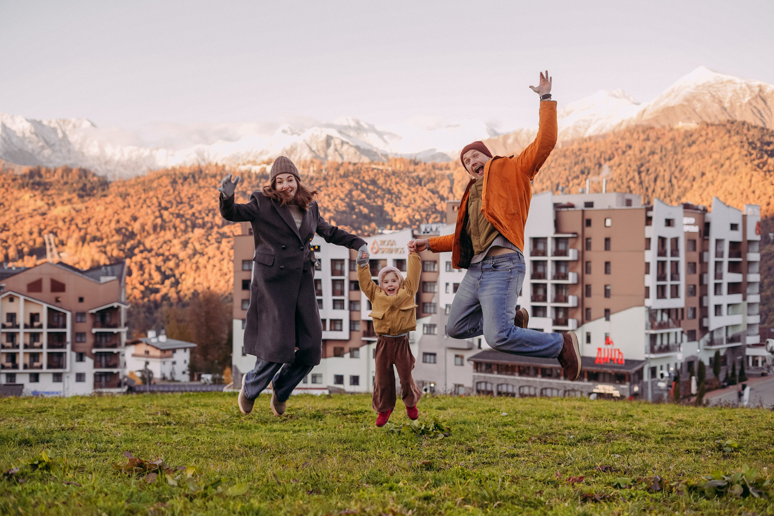 Алексей, Анна и Валентина в Горной Олимпийской деревне. Фотограф в Сочи и Абхазии | Фототуры | September Air