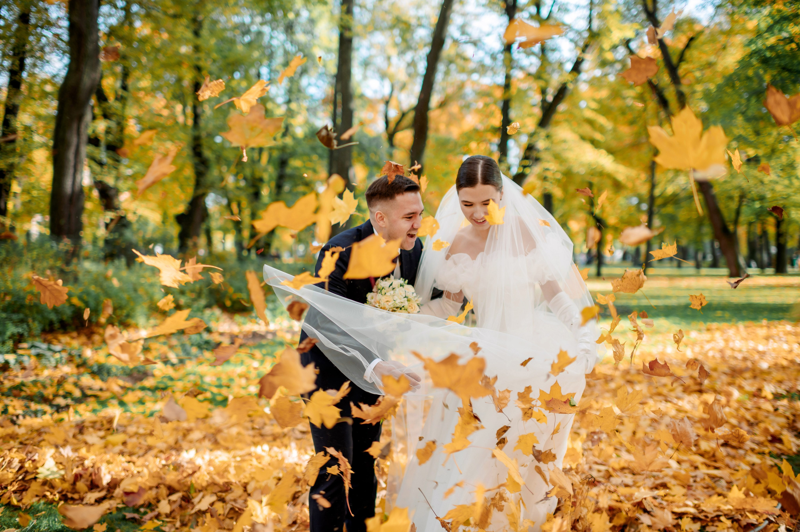 Осенняя великолепная свадебная прогулка жениха и невесты в октябре в Санкт-Петербурге в Михайловском парке и у Атлантов на Миллионной улице. Портретный, семейный и свадебный фотограф в Санкт-Петербурге и в Пушкине Ширяев Денис