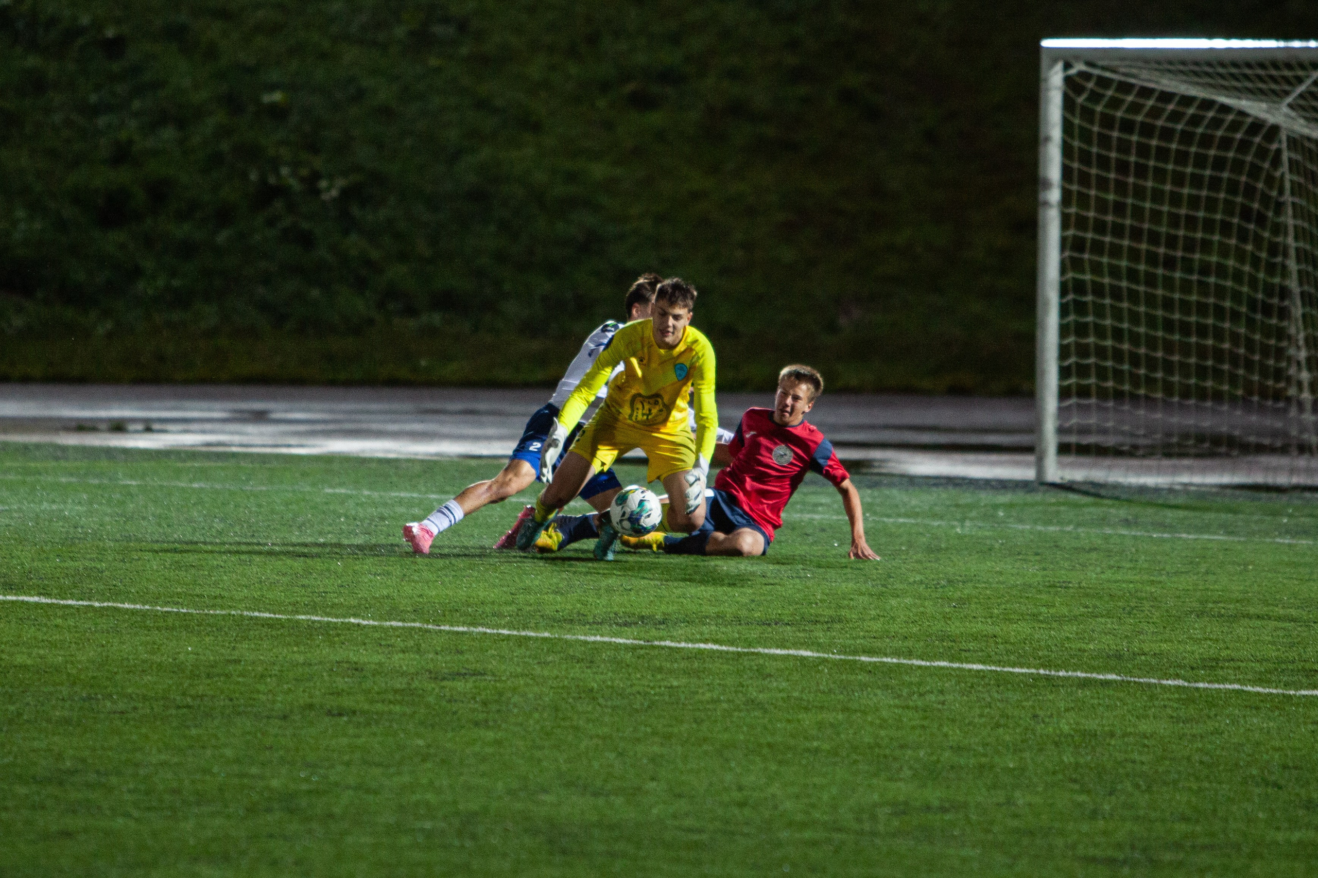 Матч юношеской футбольной лиги между командами СШ «Сахалин» и «СШОР № 1» (Комсомольск-на-Амуре) (U-18). Кутузов Евгений Фотограф в Южно-Сахалинске