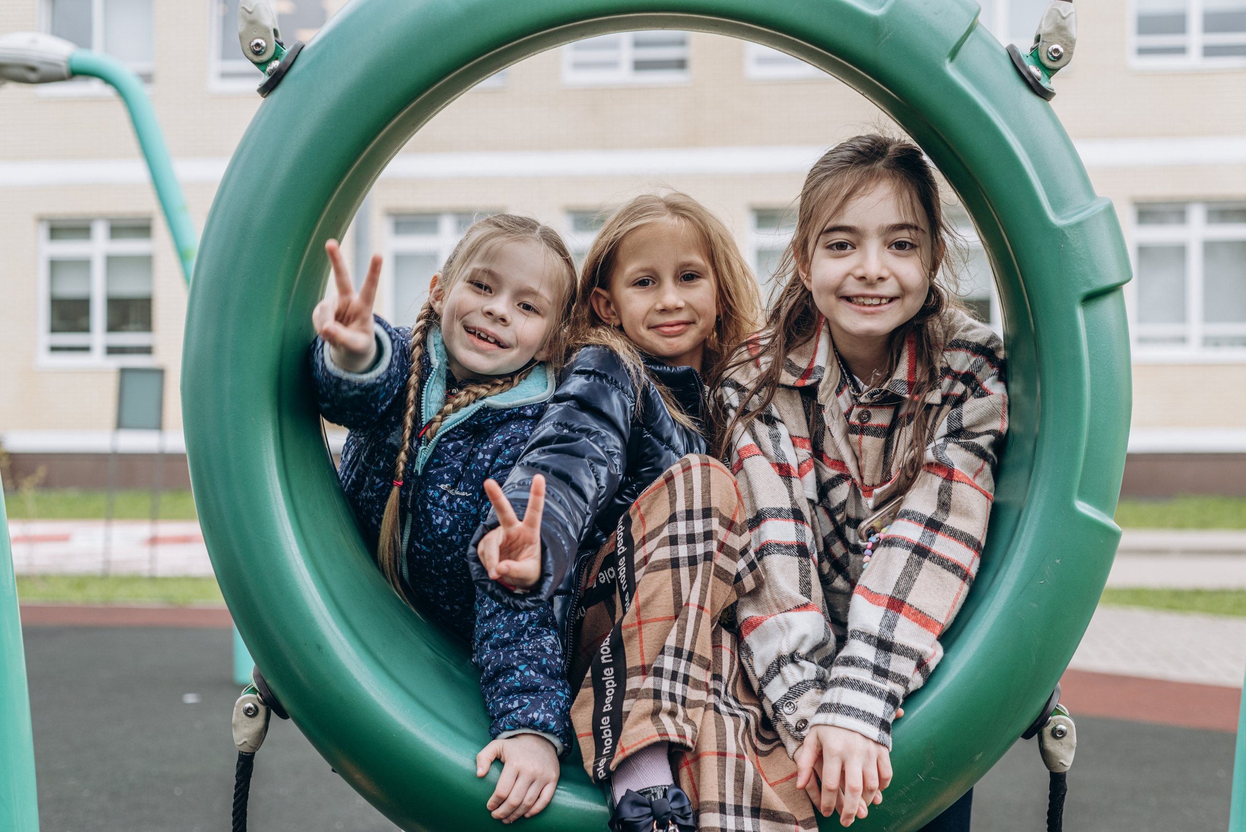 Выпускной альбом 1 класса — фотосессия в школе, деликатная ретушь и дизайн в Москве. MILATE — выпускные альбомы, фотосессии и видео в Москве