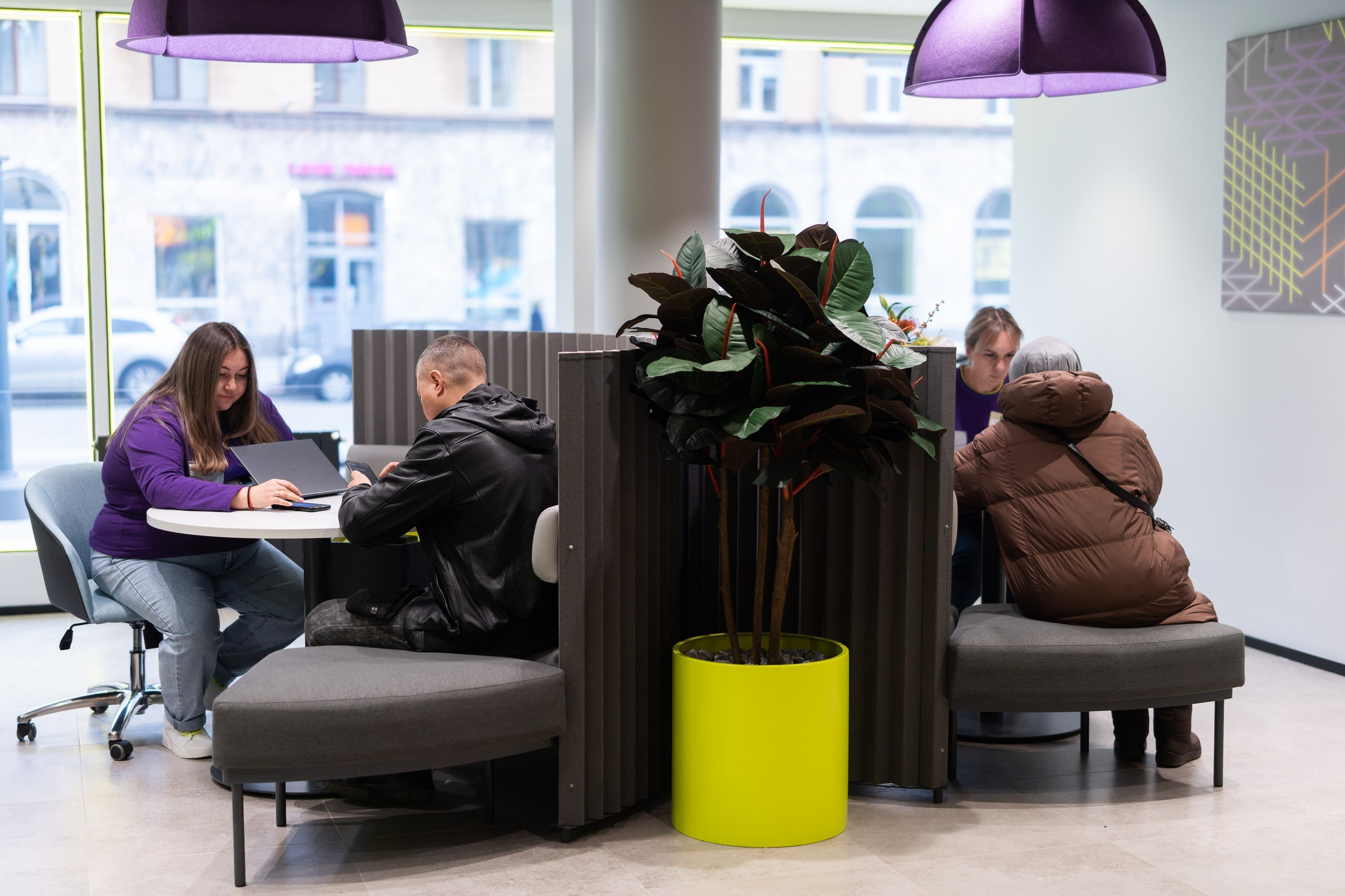 Открытие нового офиса ОТП Банка в Уфе — интерьер, сотрудники, ленточка