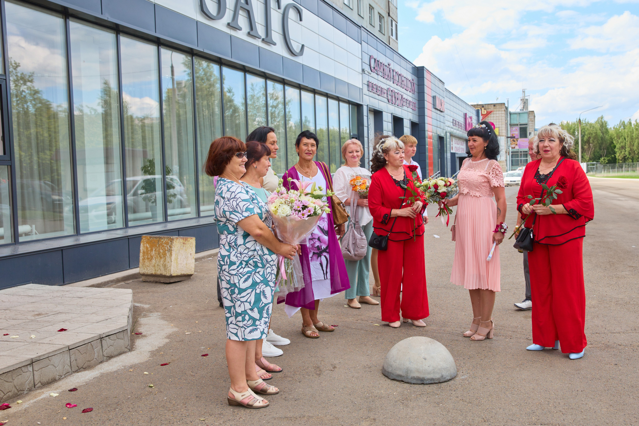нарядные гости на площади возле ЗАГС Сосновоборска