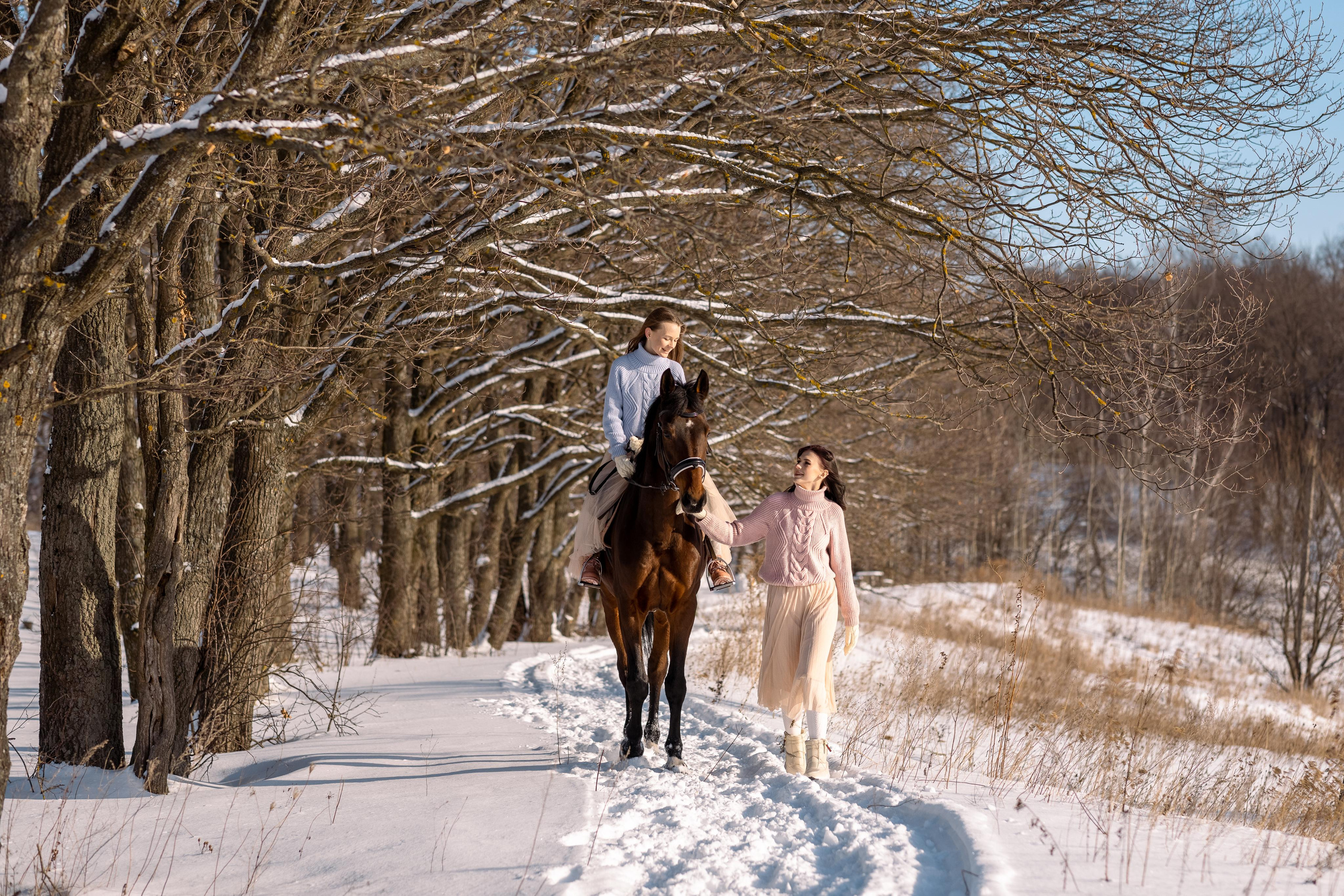 Таня и Оля с лошадью в Прилепах. Женский семейный фотограф Тула Москва Захарова Анна