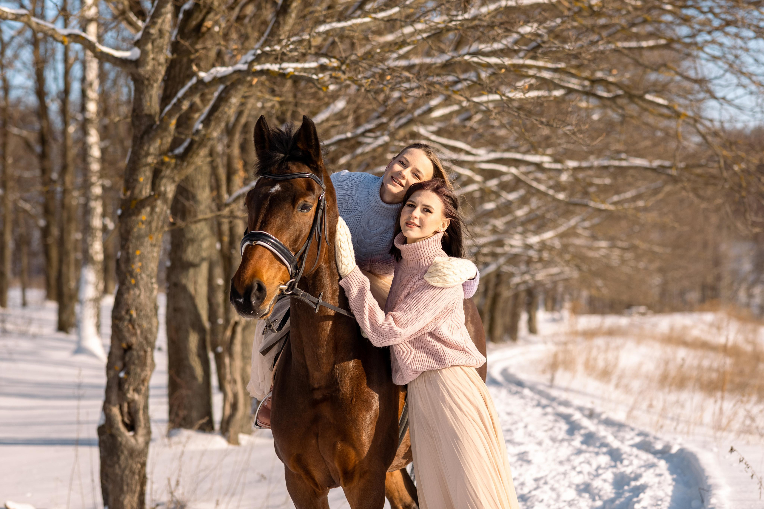 Таня и Оля с лошадью в Прилепах. Женский семейный фотограф Тула Москва Захарова Анна