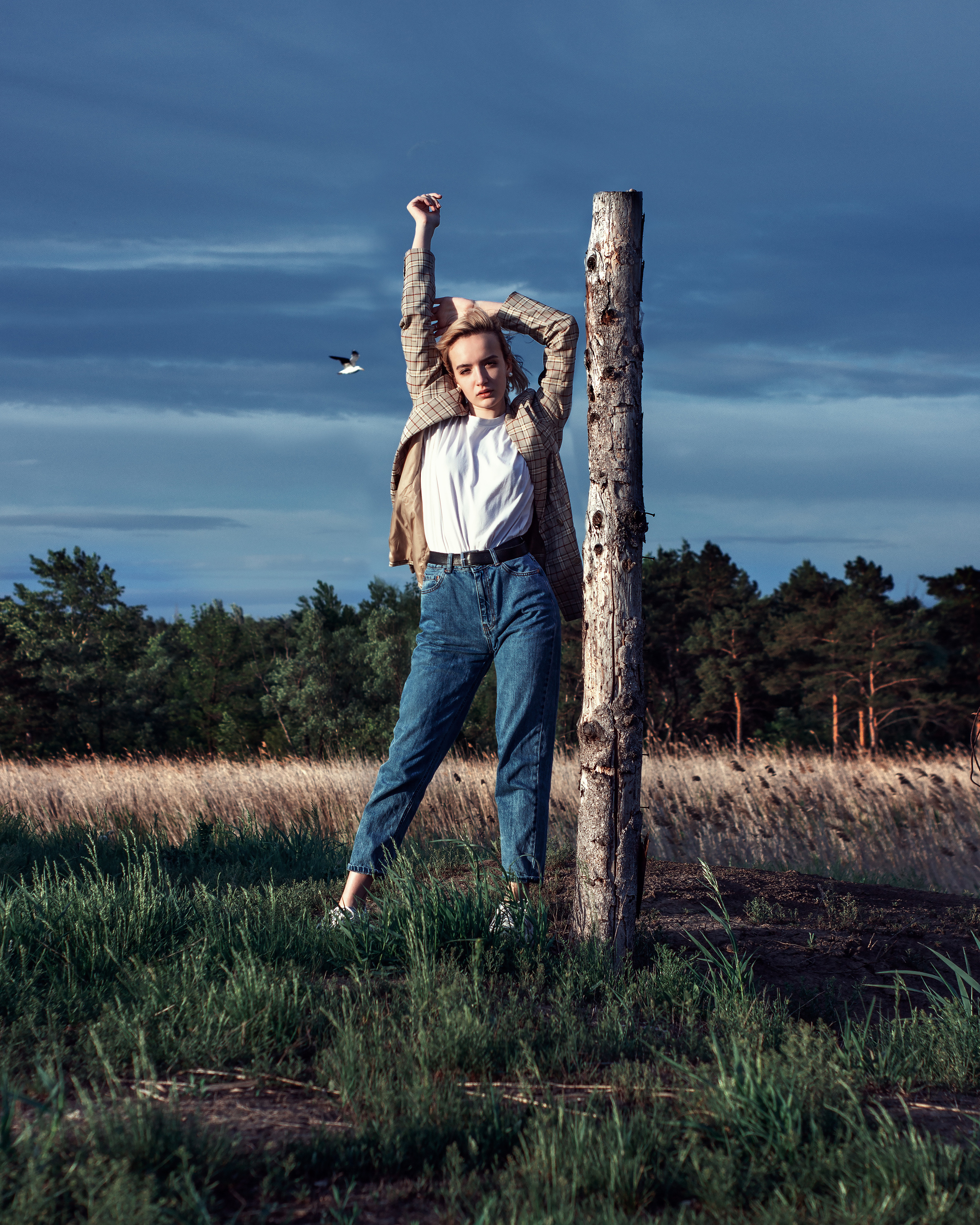Фотография девушки в поле с сильным ветром Фотограф Владислав Антоненко
