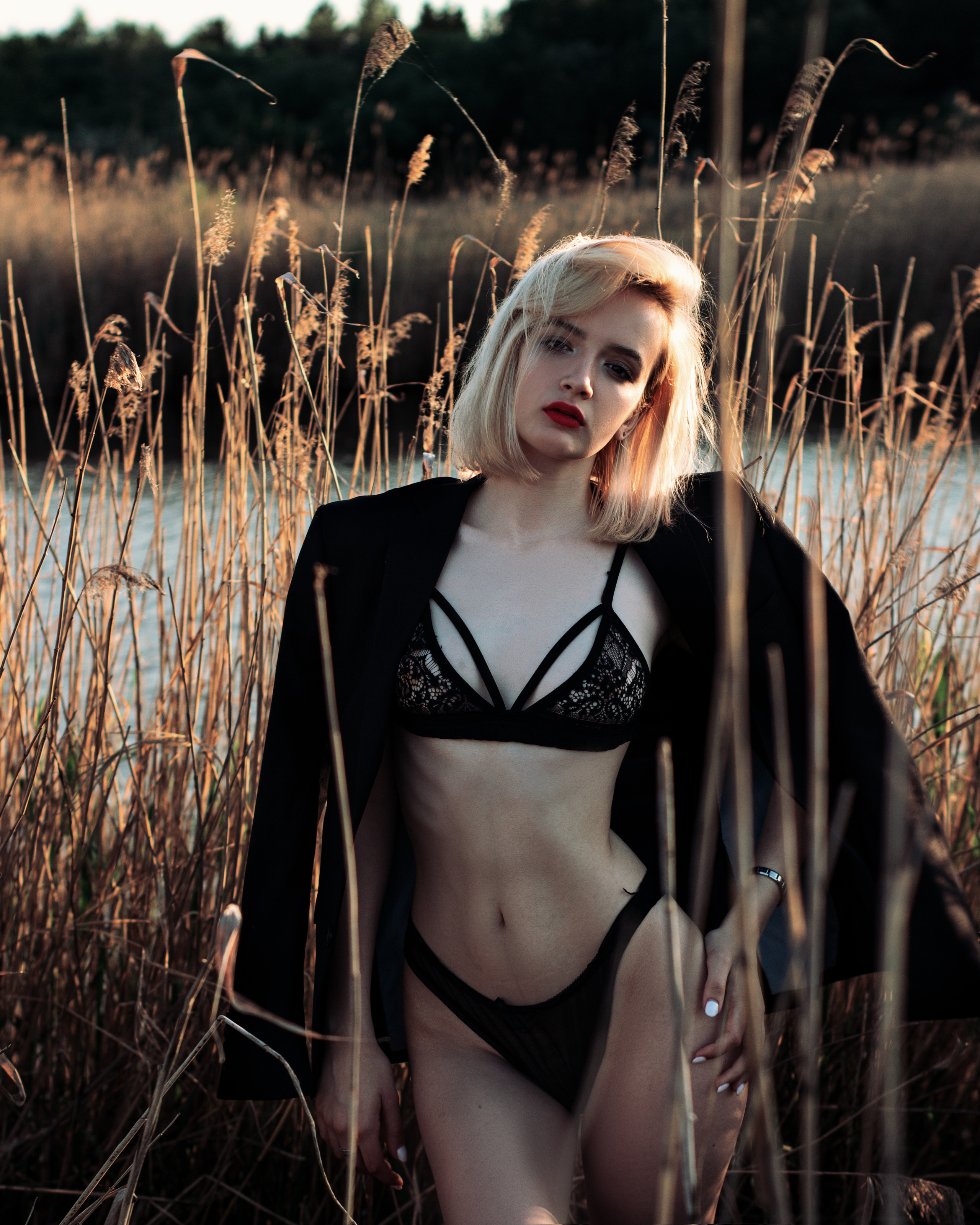 Ростовой портрет девушки в белье прикрытой классическим пиджаком Фотограф Владислав Антоненко