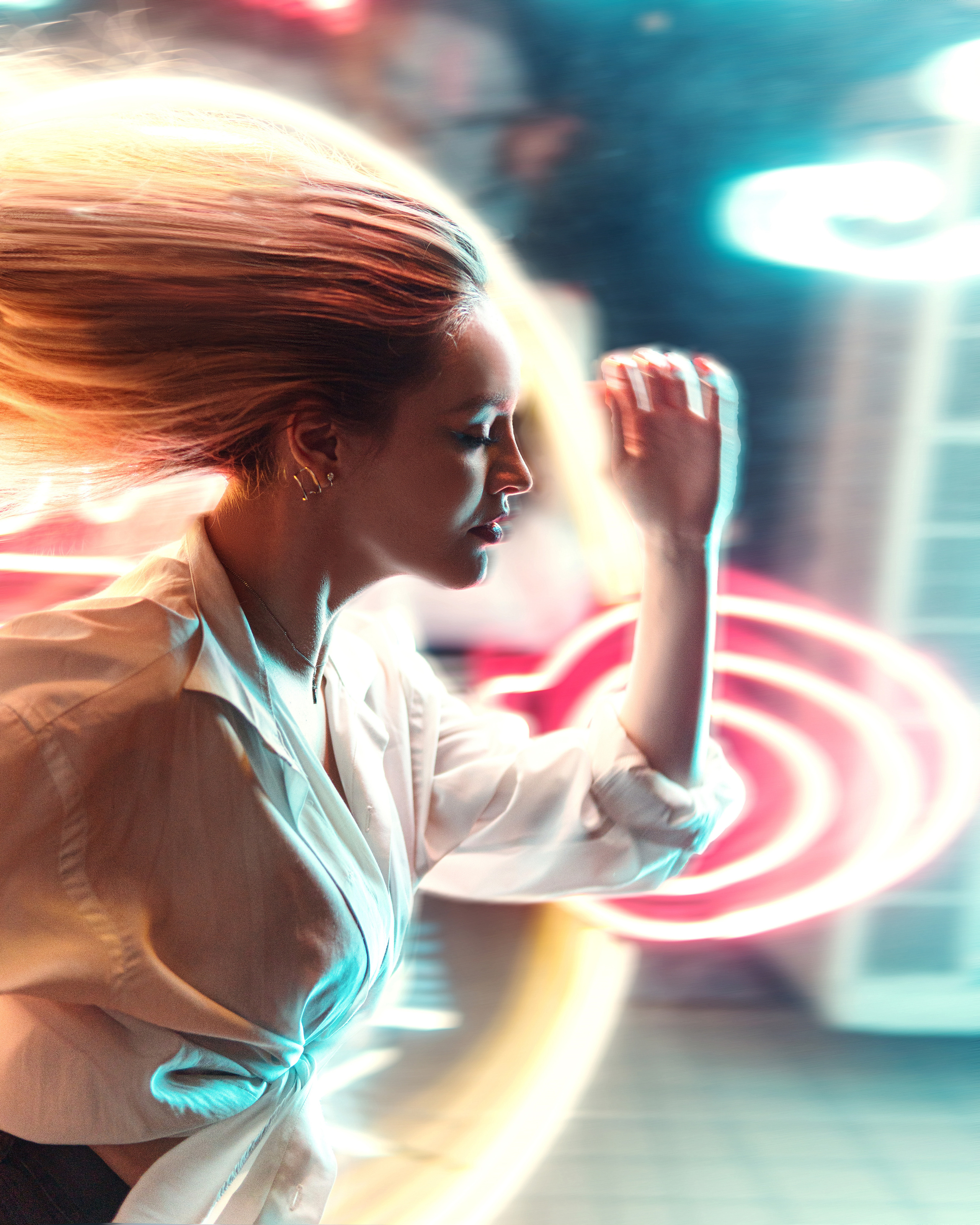 Бегущая девушка в стиле киберпанк Фотограф Владислав Антоненко