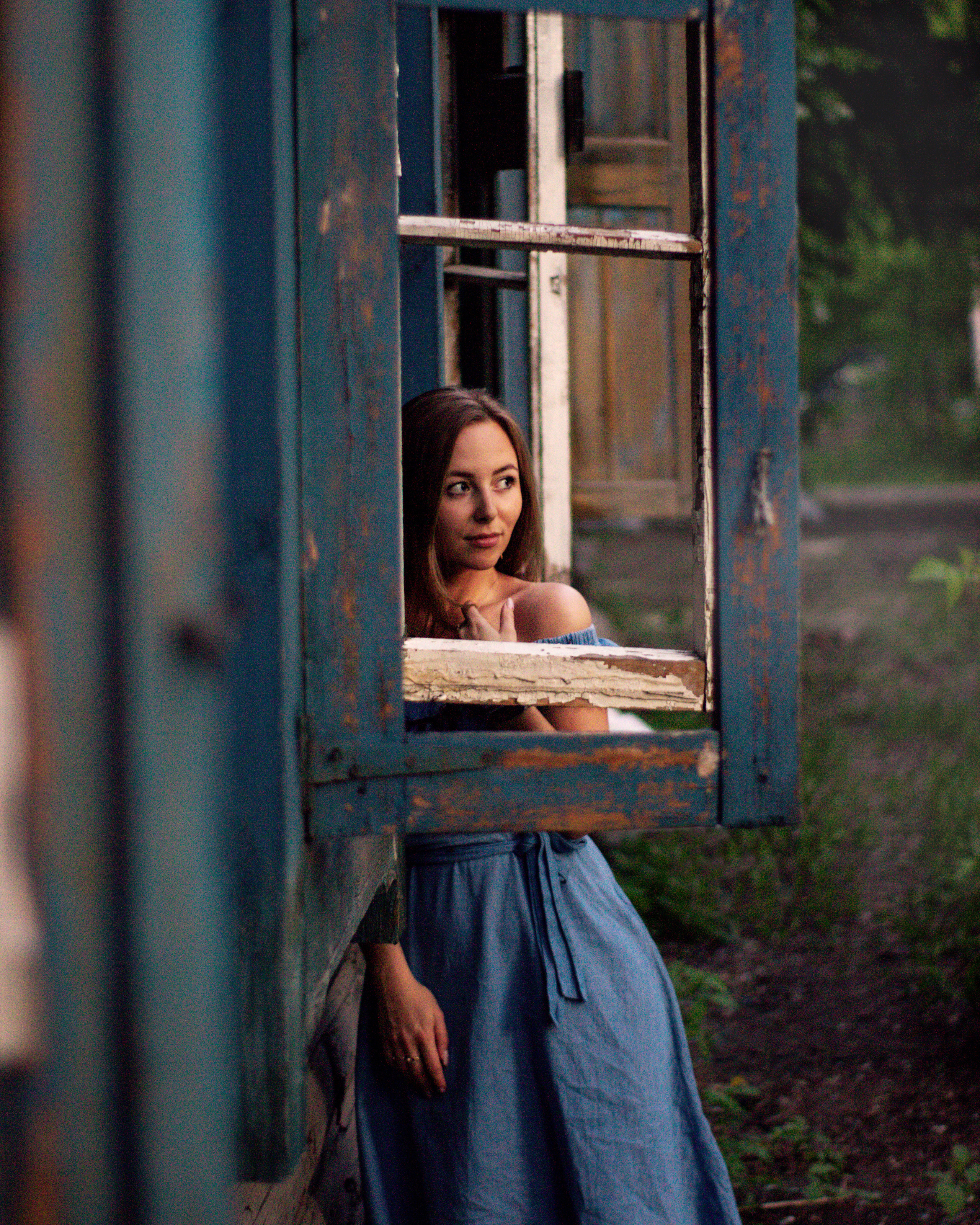 Фотосессия девушки в длинном синем платье на фоне заброшенного дома Фотограф Владислав Антоненко