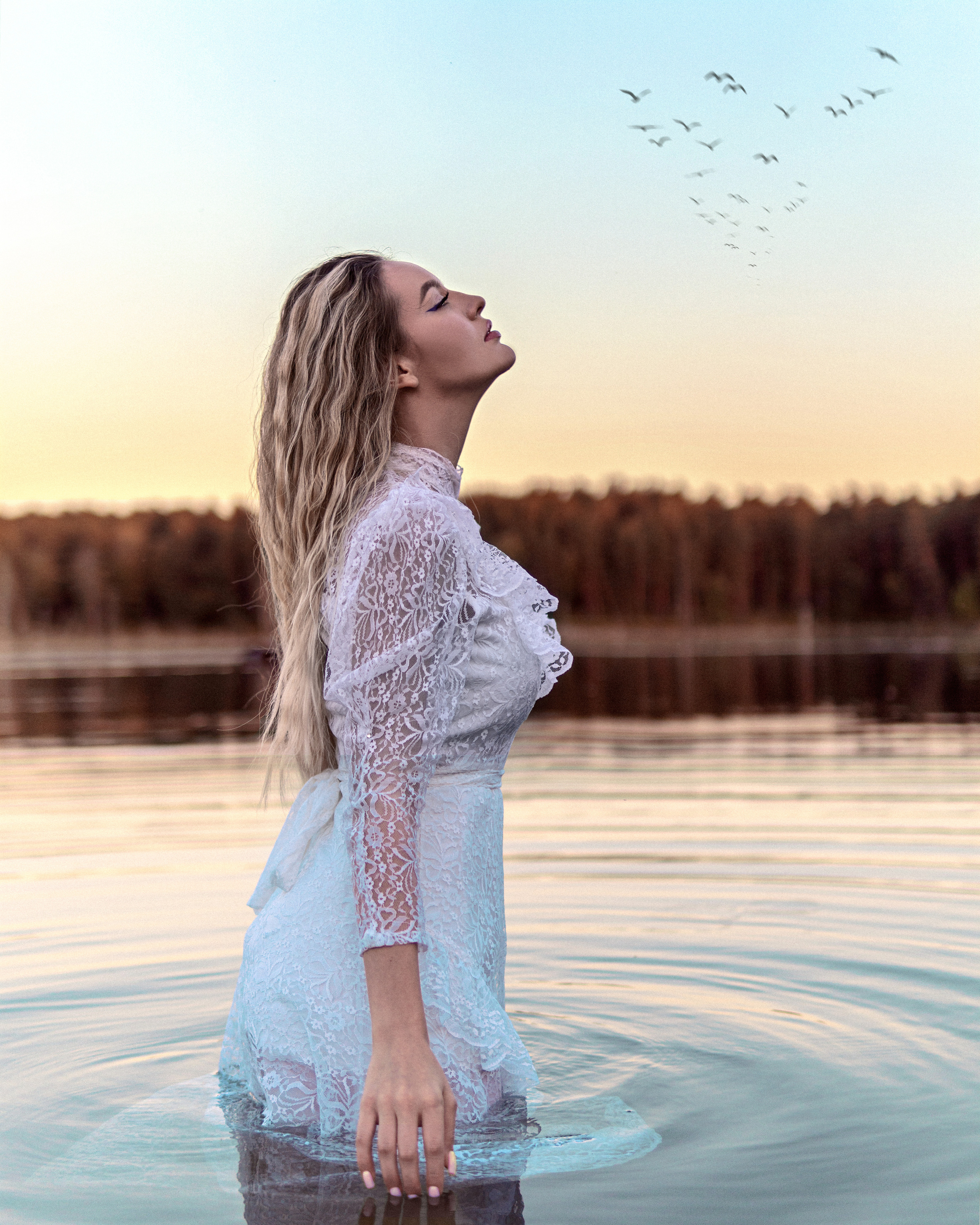 Фотография девушки в винтажном белом платье в воде Фотограф Владислав Антоненко