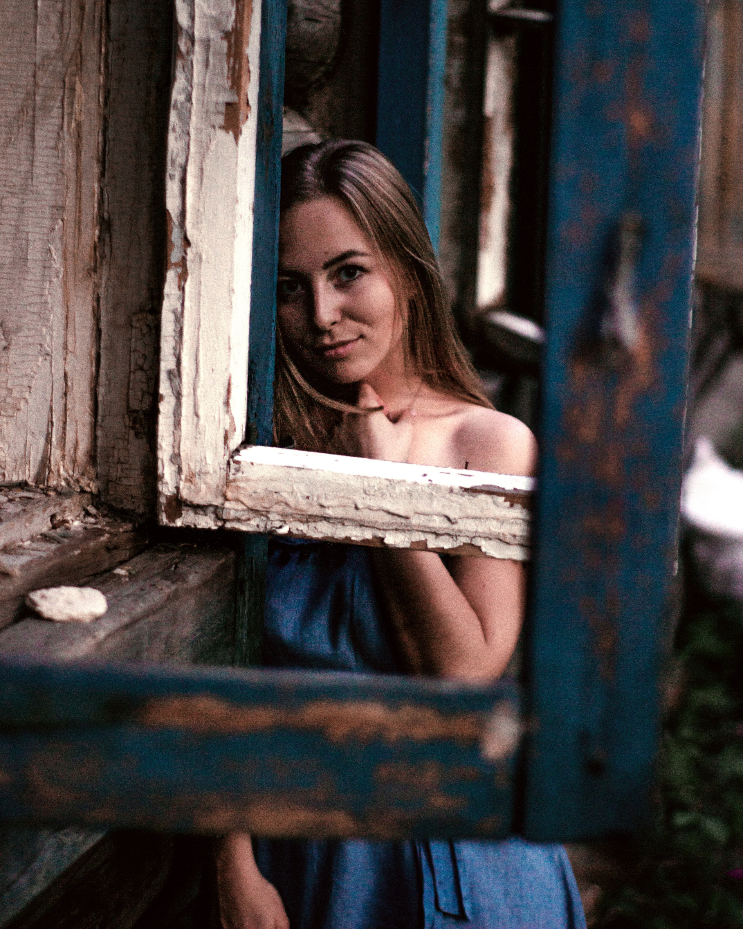 Портрет девушки у старого окна Фотограф Владислав Антоненко