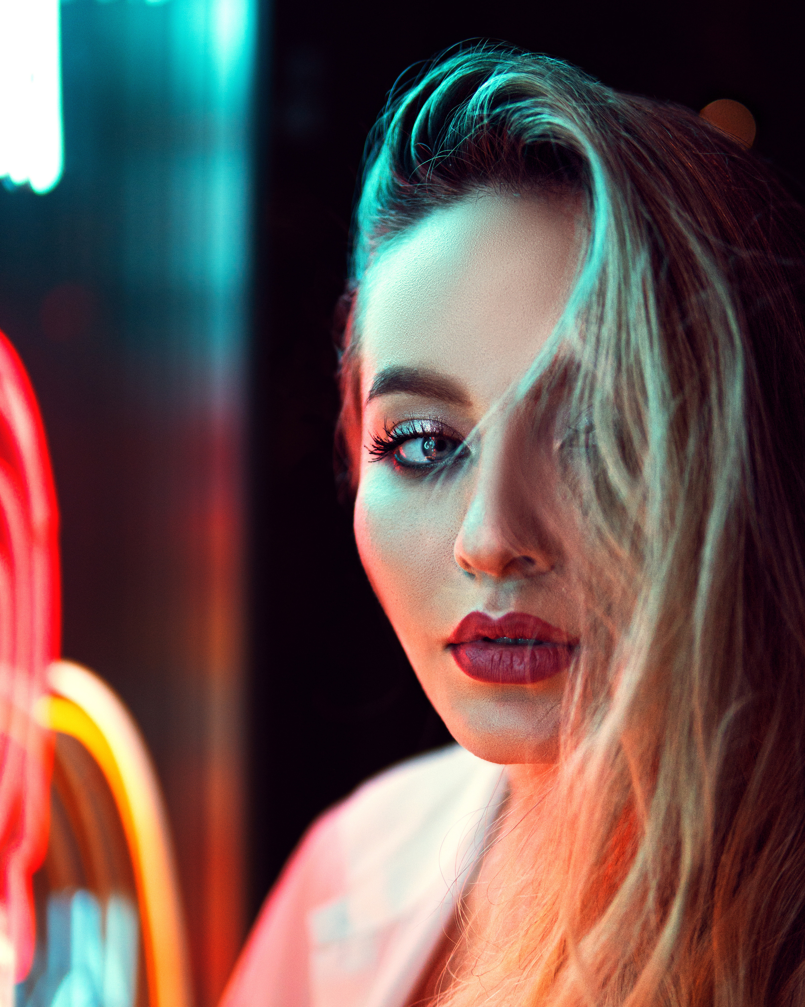 Портрет девушки с неоновым свечением вывески в стилистике киберпанк Фотограф Владислав Антоненко
