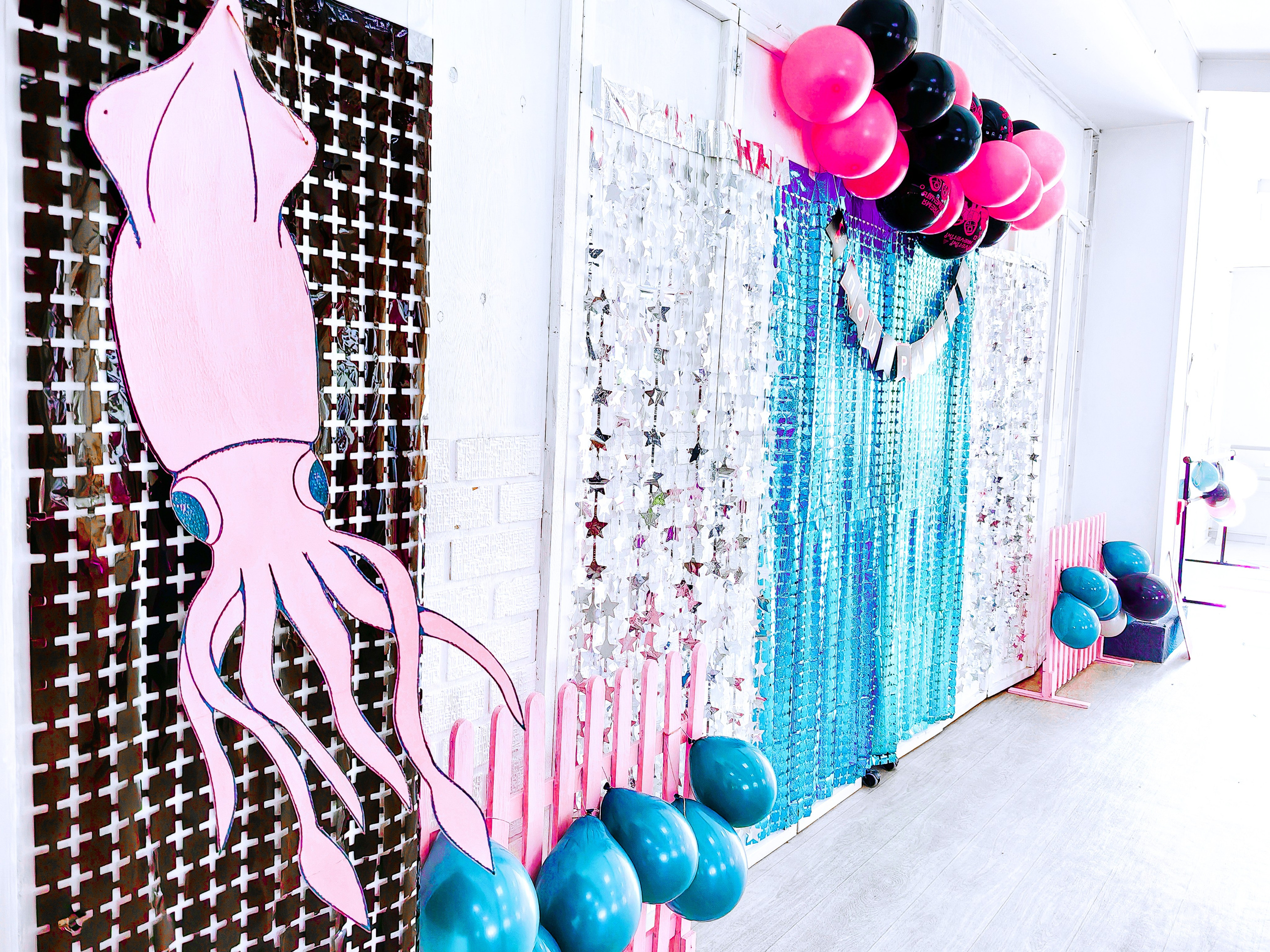 Фотозона для дня рождения в стиле Игры в кальмара - картонная фигура кальмара, серебряный, бирюзовый, черный и розовый цвета.