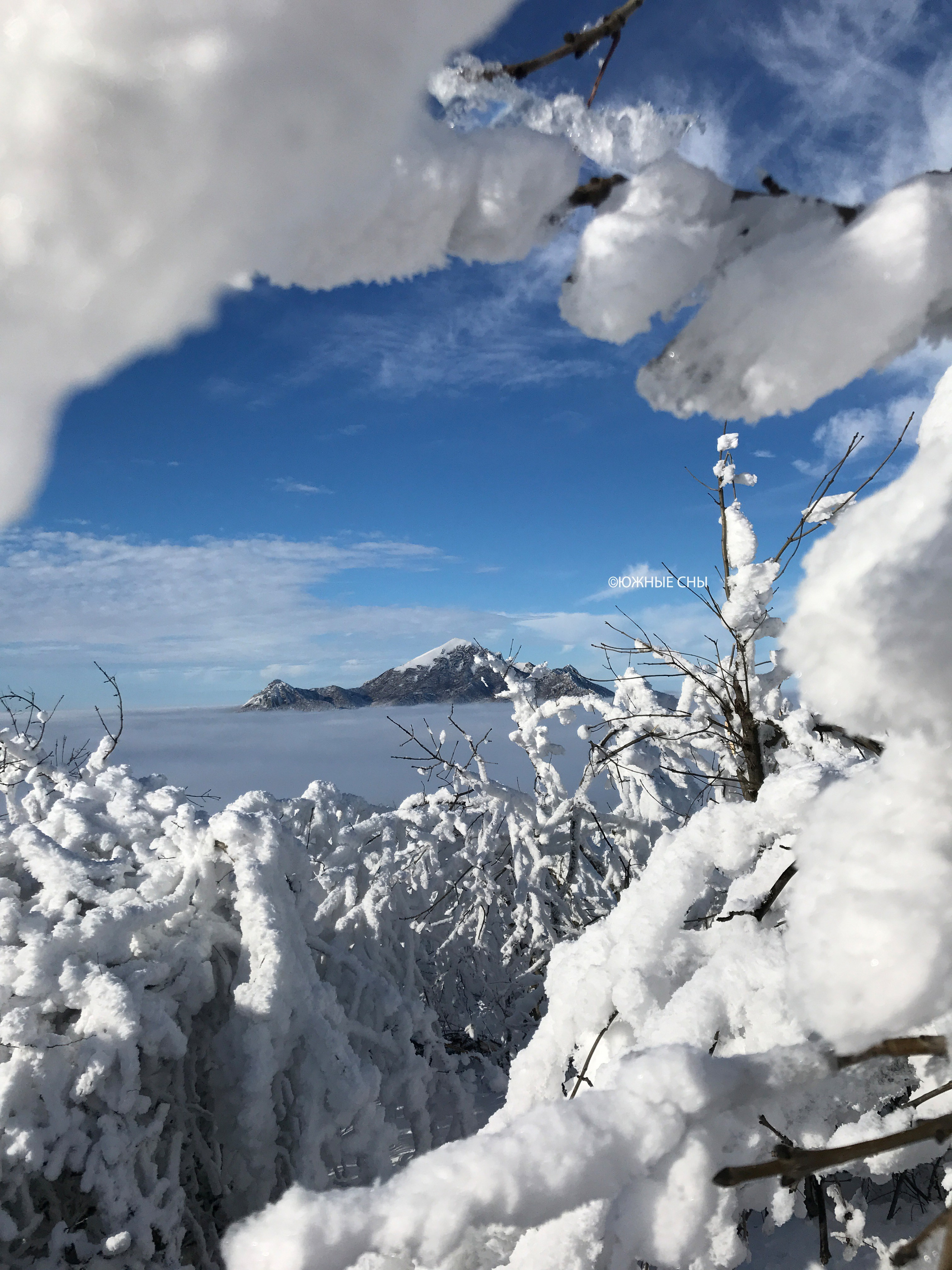 Вид с горы Машук в сторону Бештау. Низкая облачность в Пятигорске