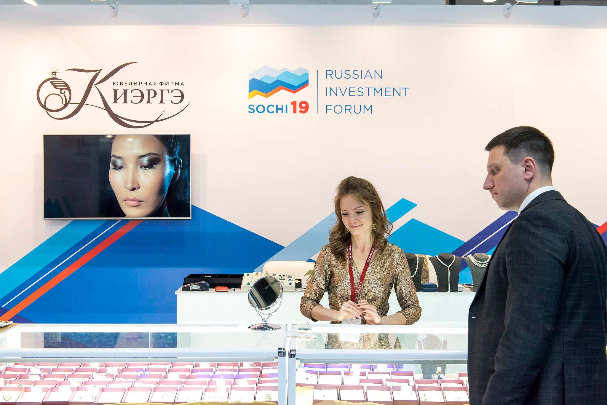 Стенд ювелирной фирмы КИЭРГЭ на международном инвестиционном форуме в Сочи в 2019 году. Съемка компании Росконгресс.