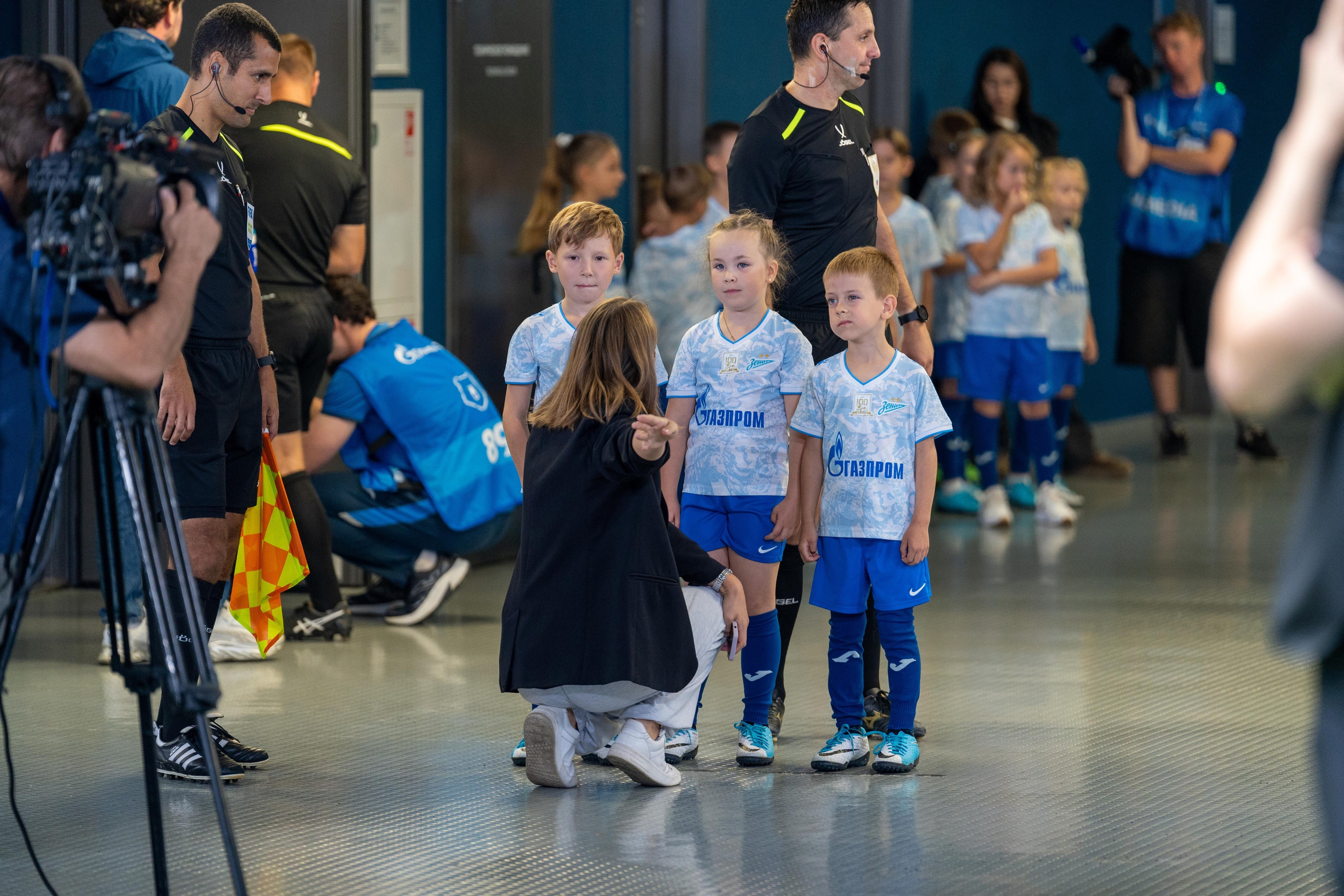 Дети в форме Зенита готовятся вывести игроков на поле, спортивный фотограф Санкт-Петербург