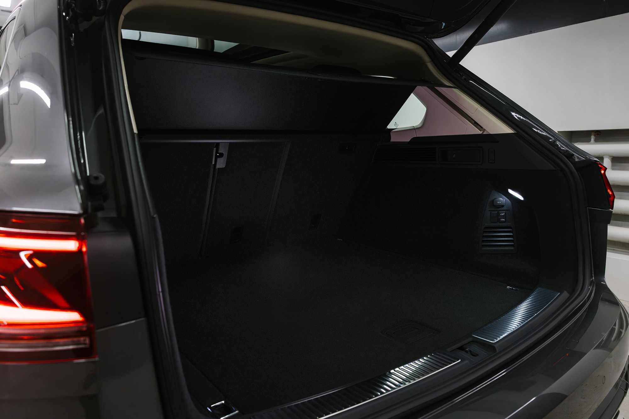 Volkswagen Touareg R-Line 2.0 TSI AT (265 л. с.). Автосалон «Х-Авто»