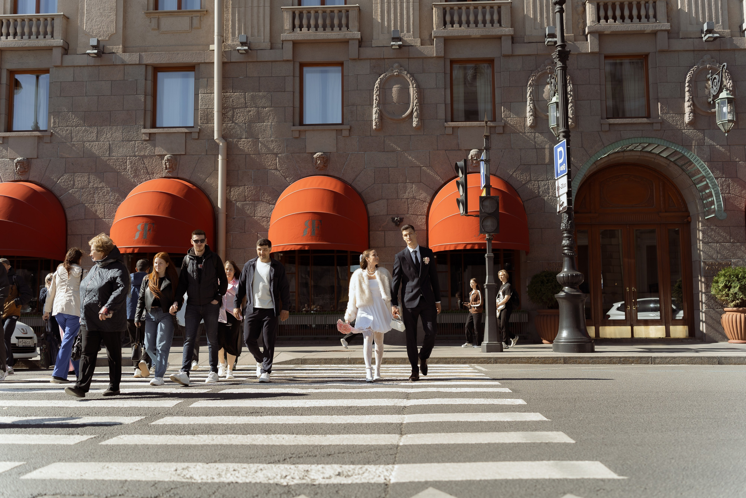 Свадебная прогулка среди прохожих, естественные кадры у красных маркиз