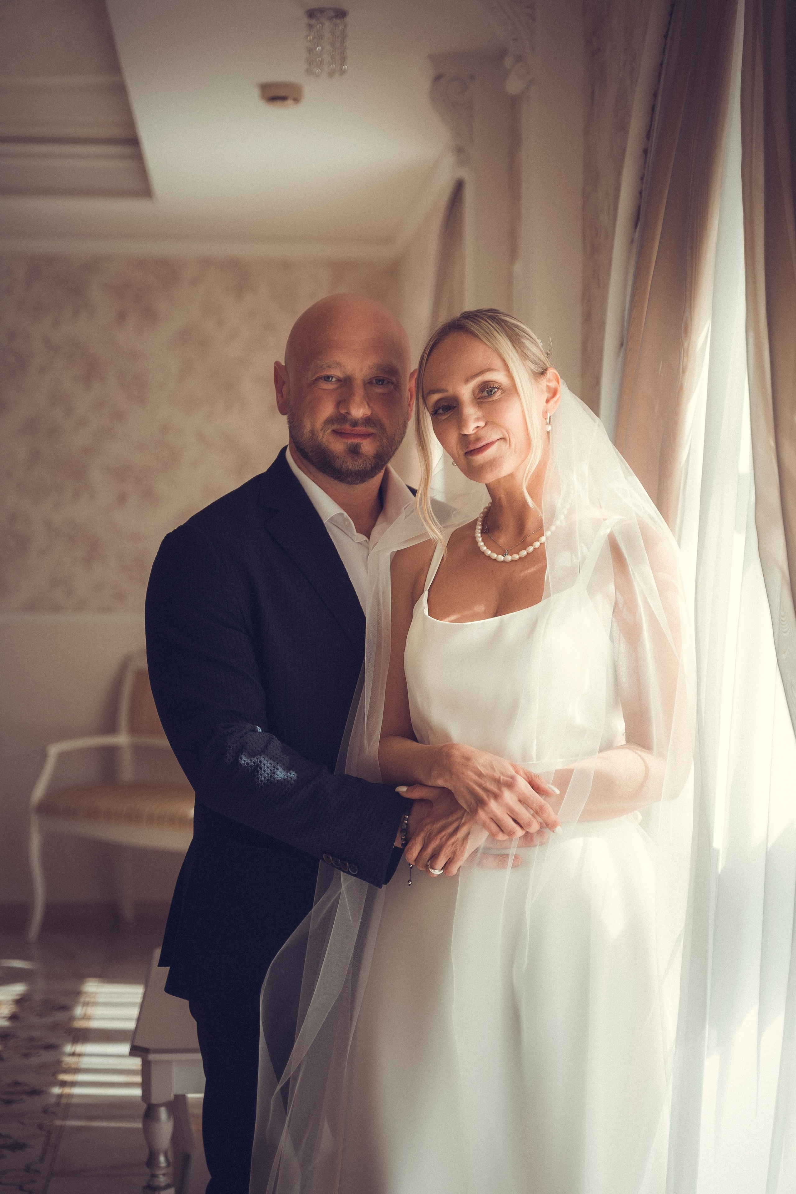 Свадебная фотосессия в ЗАГСе Петергофа. Фото внутри