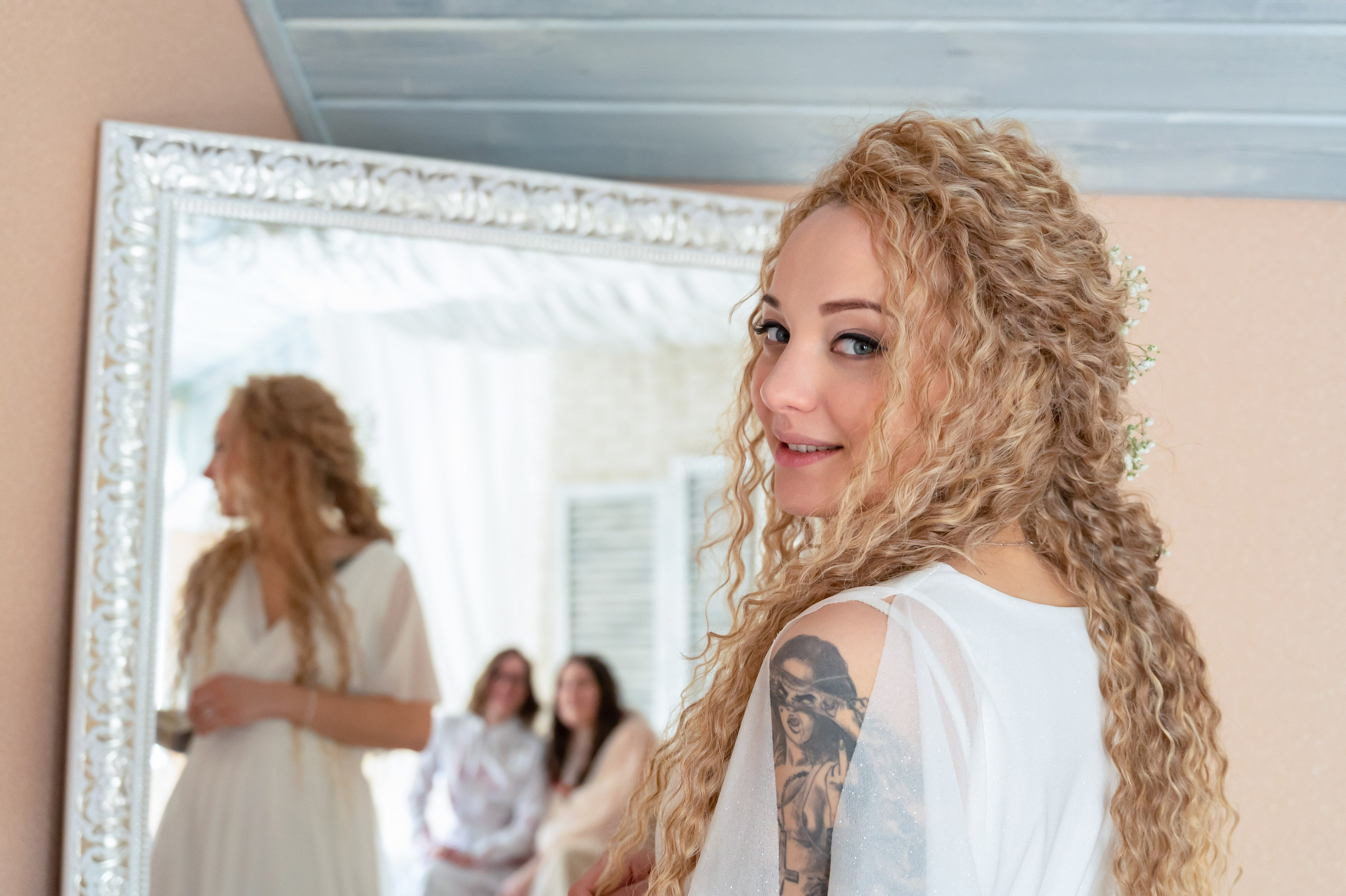 Портрет невесты как бы случайно но на самом деле постановочно. Фото и видеосъёмка свадьбы в пакете "Комбо" выгодно - фотограф и видеограф по цене почти фотографа