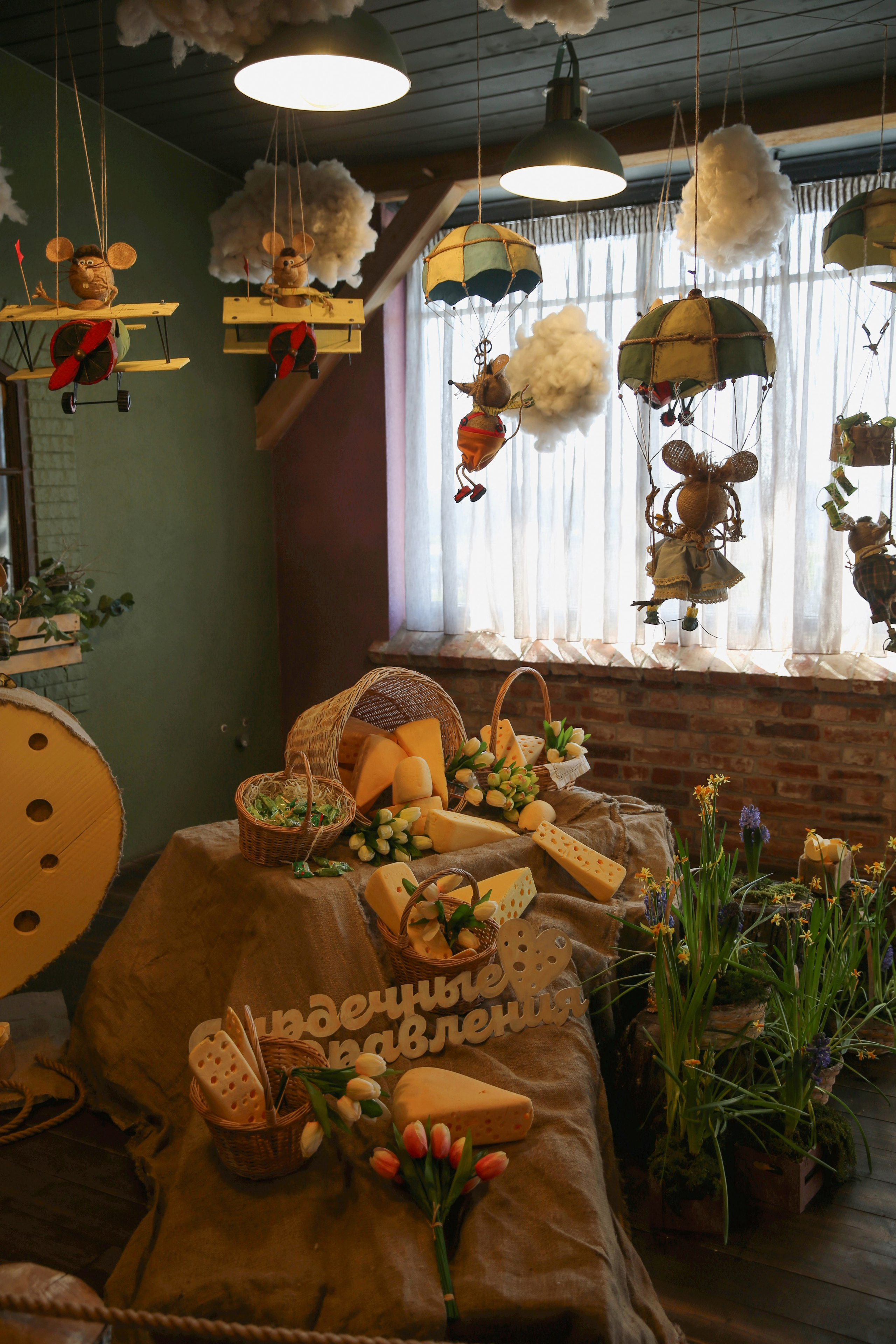 Сыроварня в Шаакене — это отдельный повод заехать. Тут можно попробовать и купить настоящий фермерский сыр, приготовленный вручную, без химии и лишней "современности"