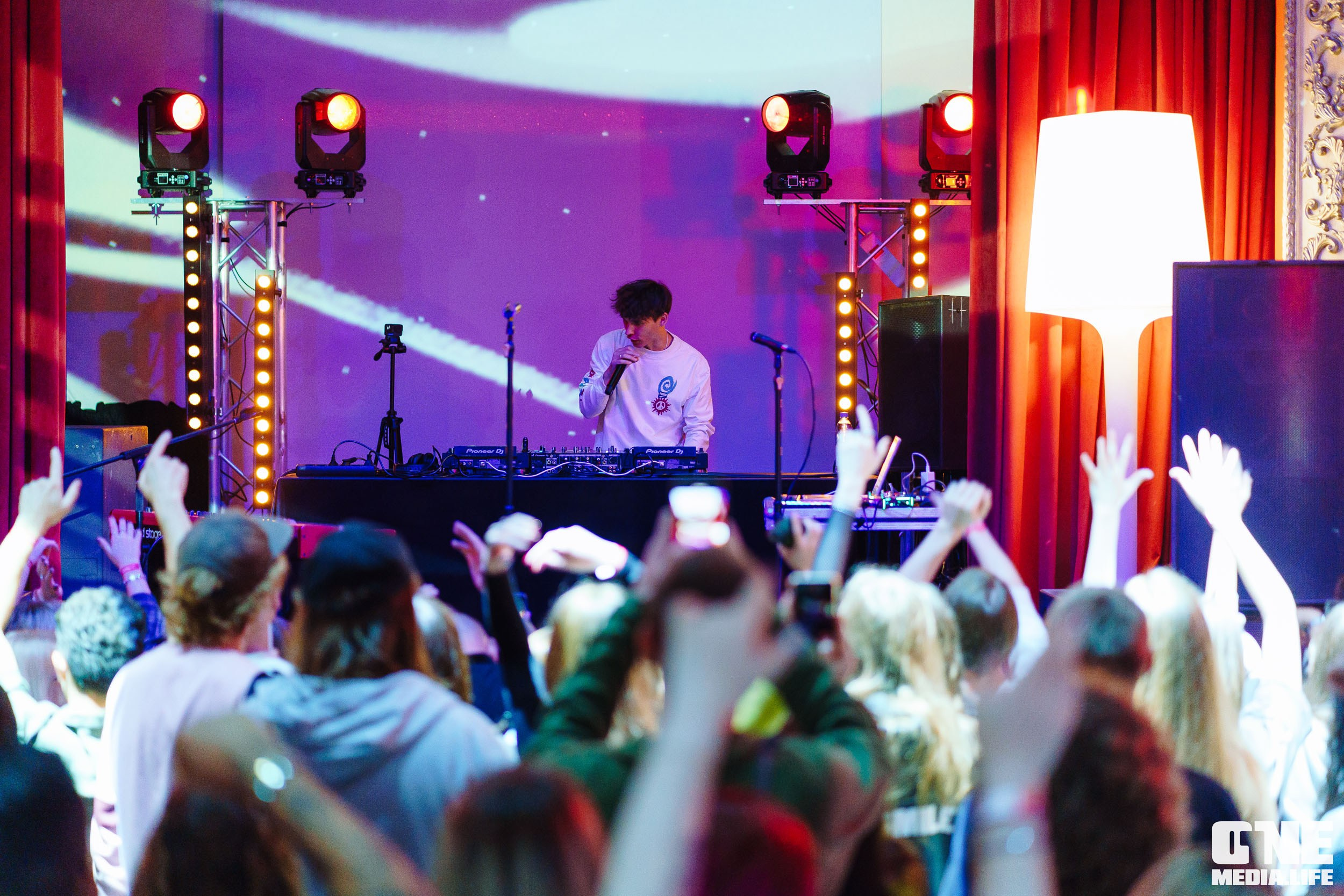 Фоторепортаж из клуба UNIVERSAL. One Media Life: фоторепортажи, фотоотчеты с мероприятий и заведений