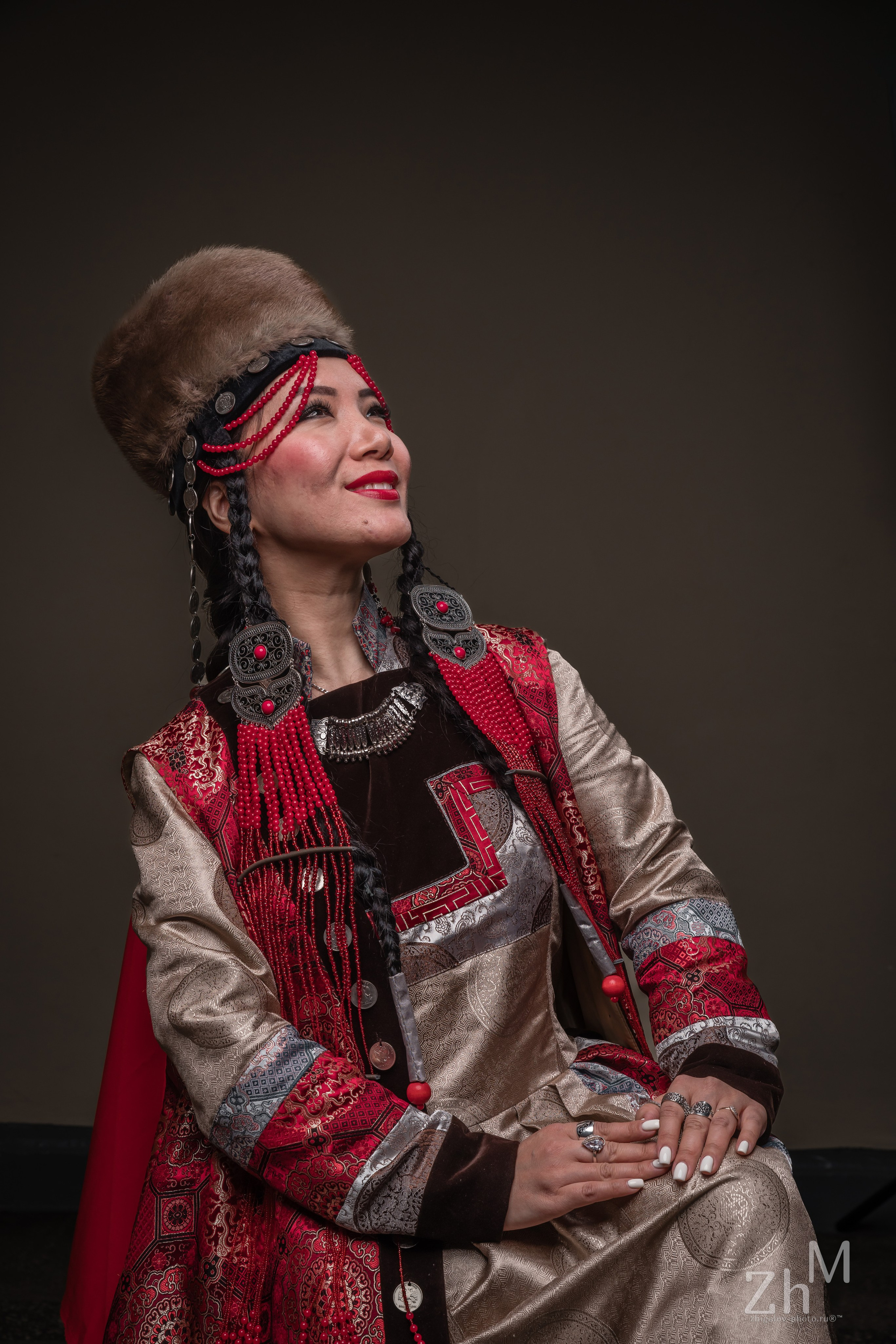 Съёмка в бурятских национальных костюмах. Семейный и свадебный фотограф в Иркутске Максим Жигалов