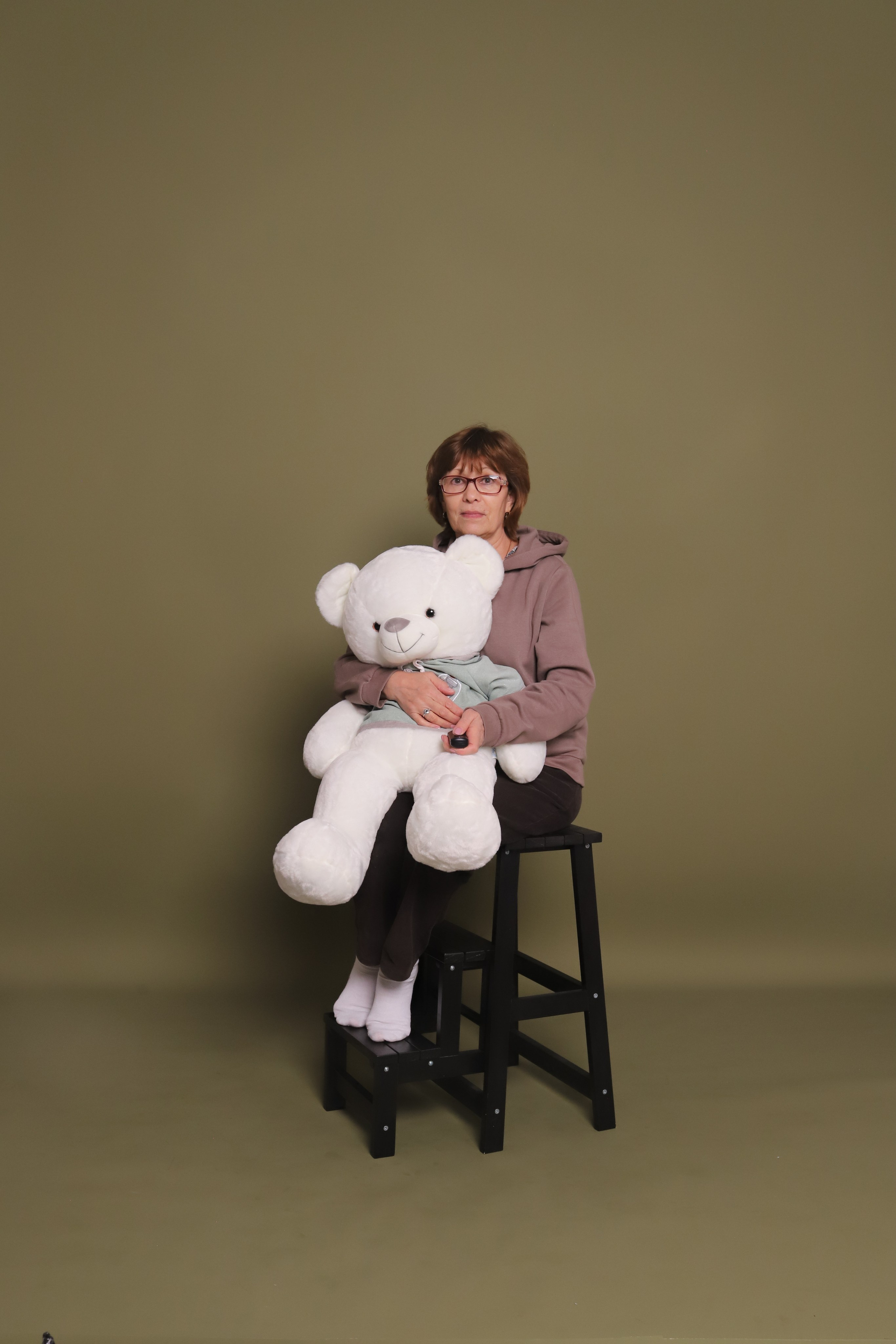 Цвет фона Хаки. Фотостудия самообслуживания. Студия без фотографа в Твери