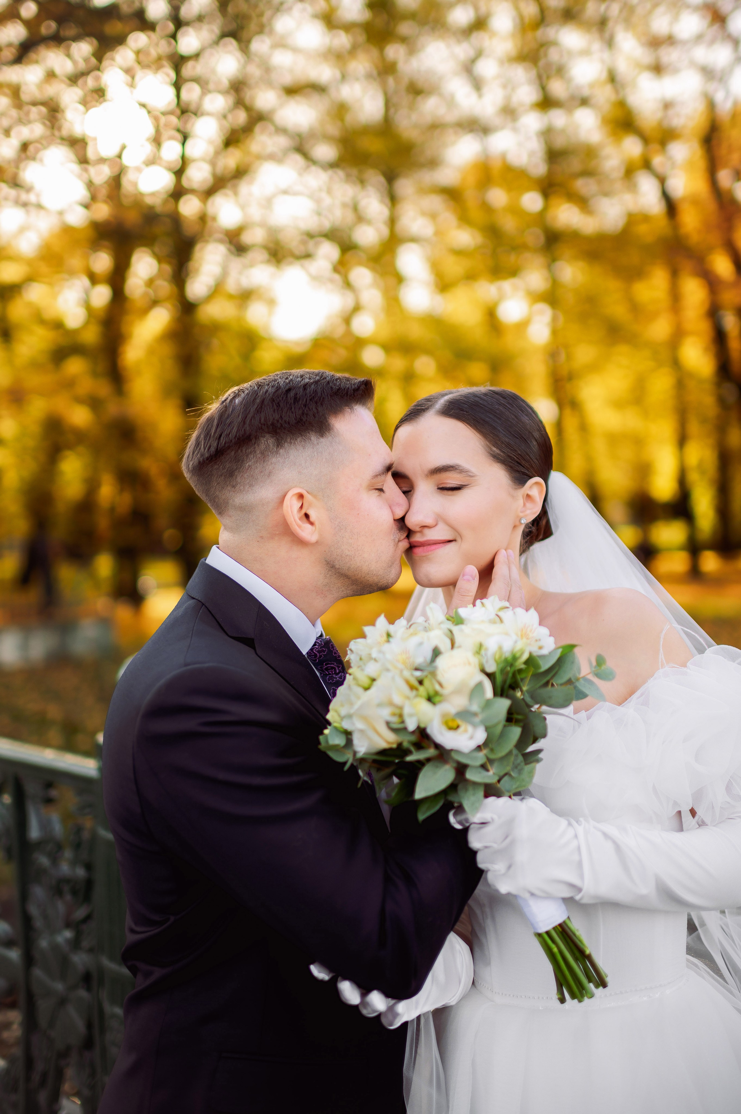 Осенняя великолепная свадебная прогулка жениха и невесты в октябре в Санкт-Петербурге в Михайловском парке и у Атлантов на Миллионной улице. Портретный, семейный и свадебный фотограф в Санкт-Петербурге и в Пушкине Ширяев Денис