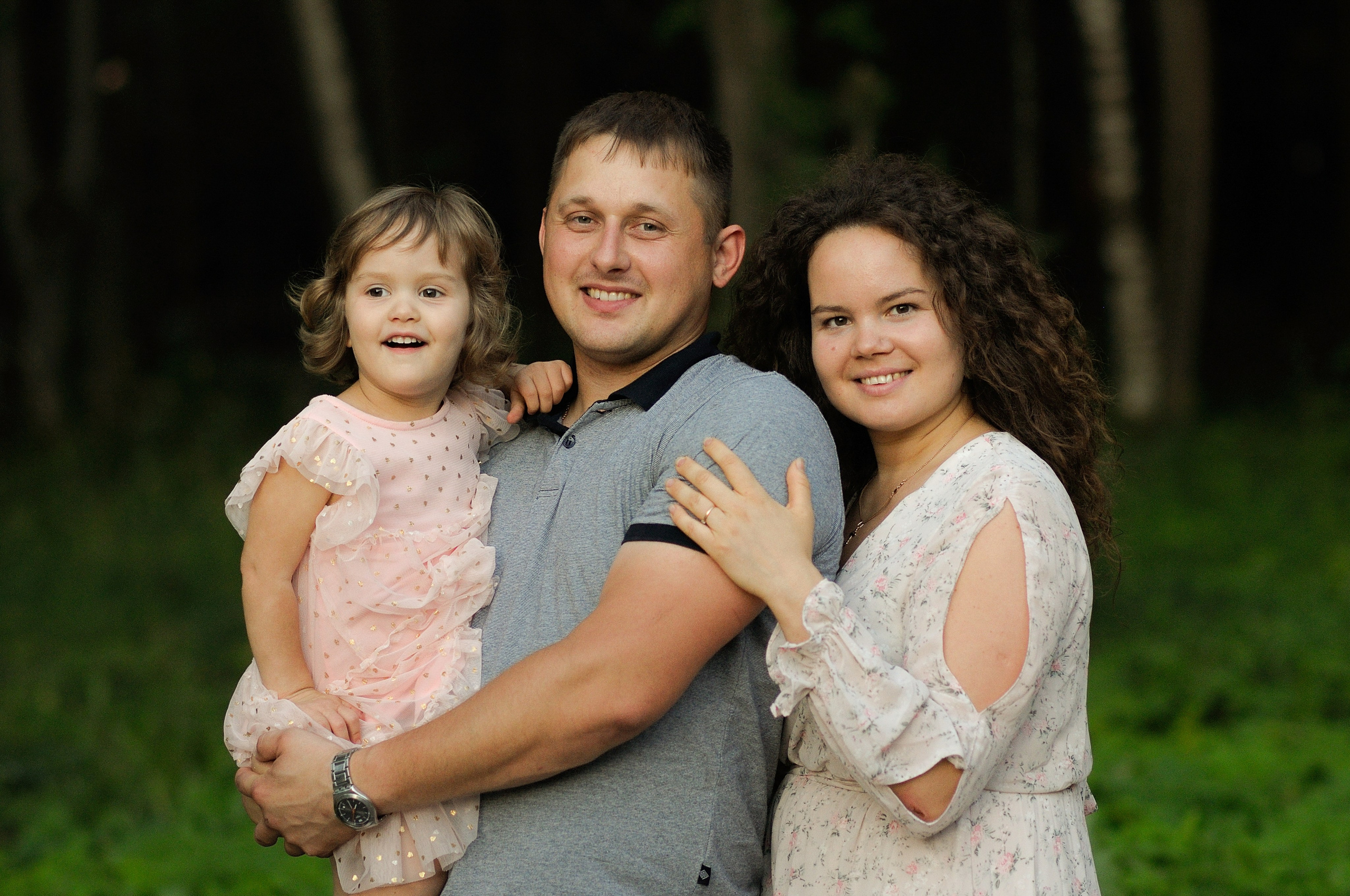 Семья мама папа и дочка