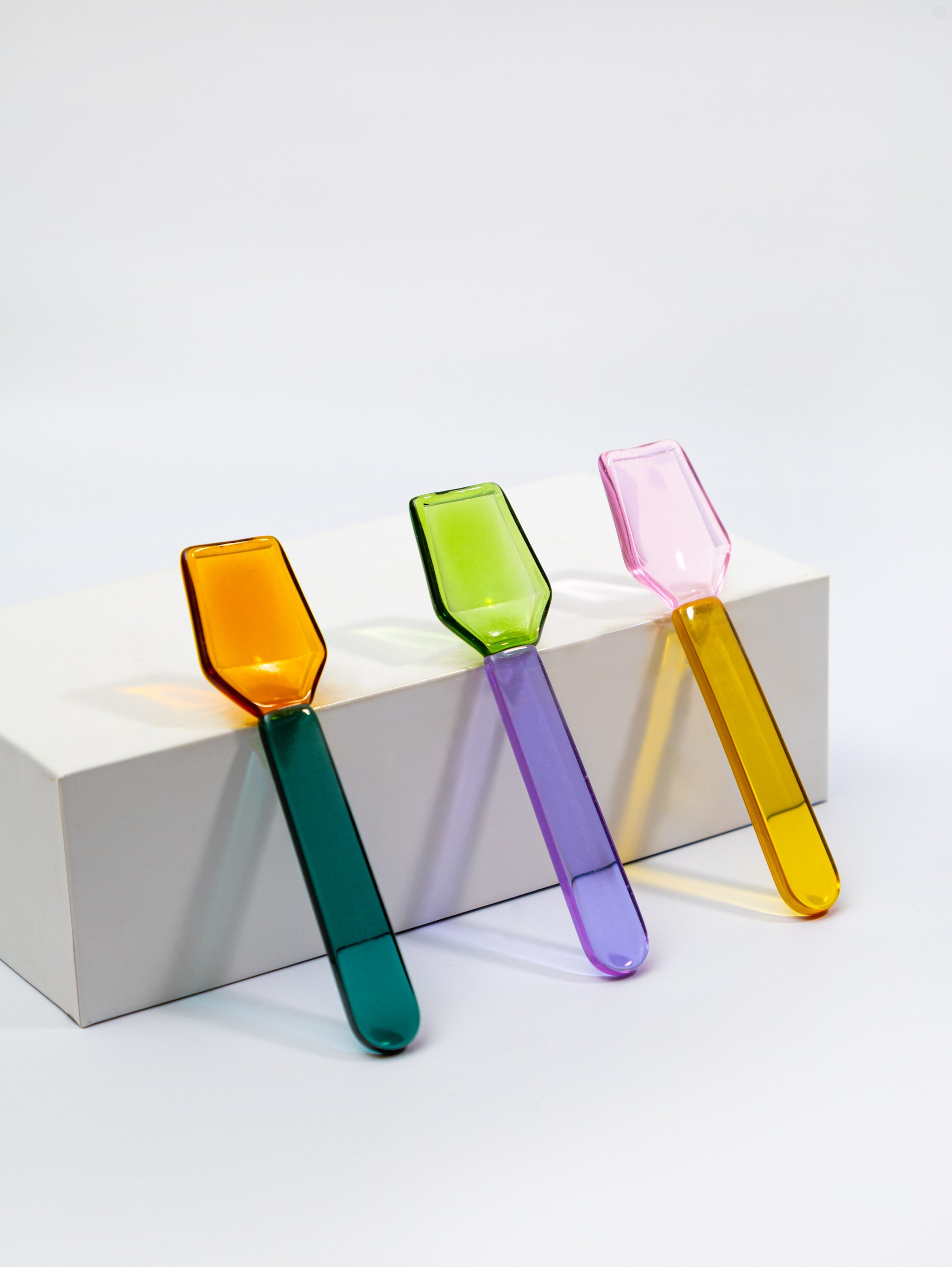 Элегантные стеклянные десертные ложечки, аккуратно размещённые на светлом фоне. Фотография сделана в Санкт-Петербурге для рекламной кампании на маркетплейсе