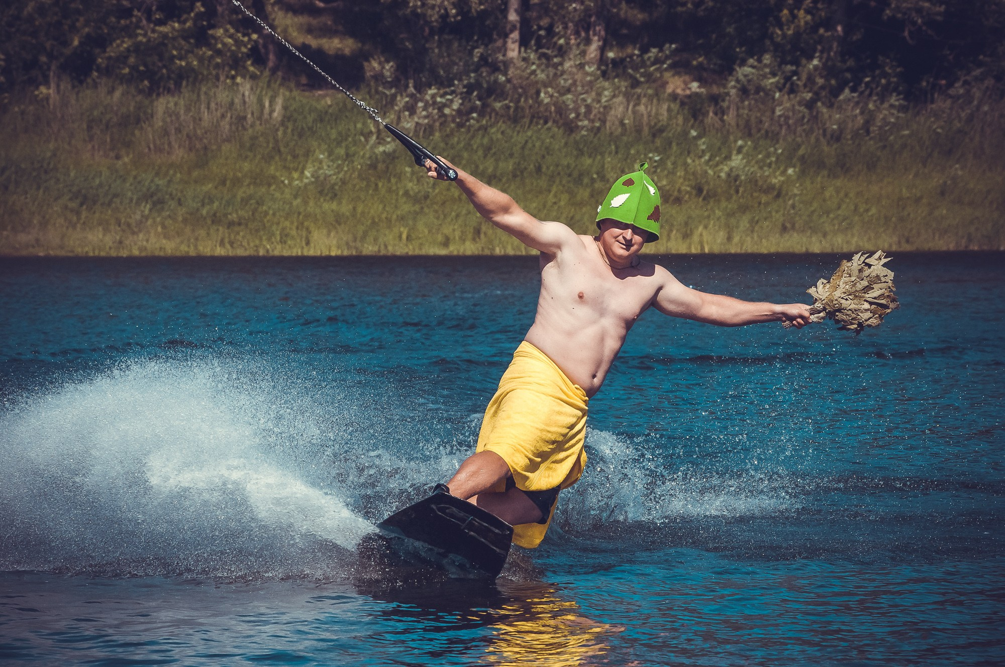 Вейкбордист в банном костюме