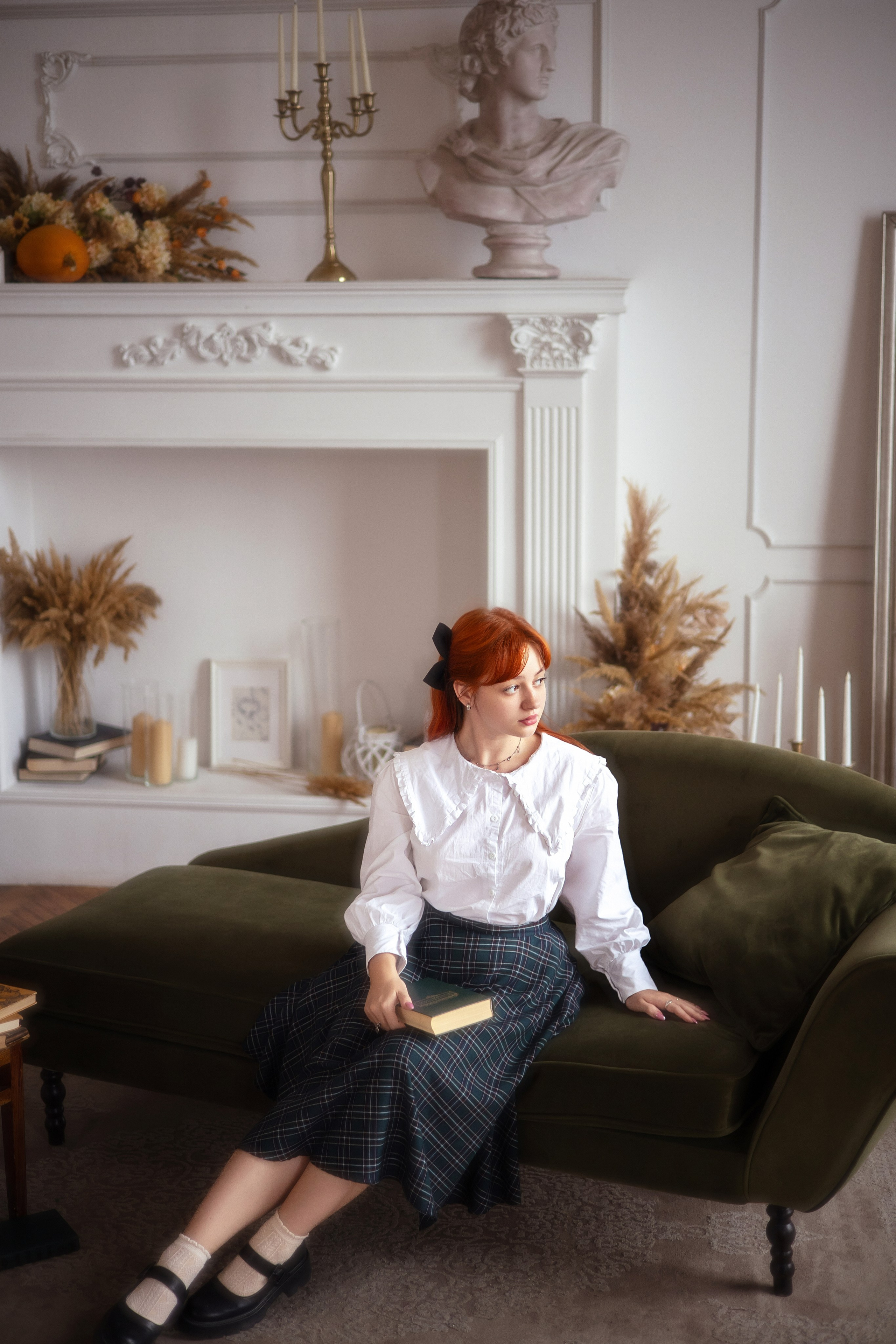 Женский портрет в студии с мягким светом: модель в элегантном образе на фоне классических декораций. Естественные эмоции и профессиональный свет