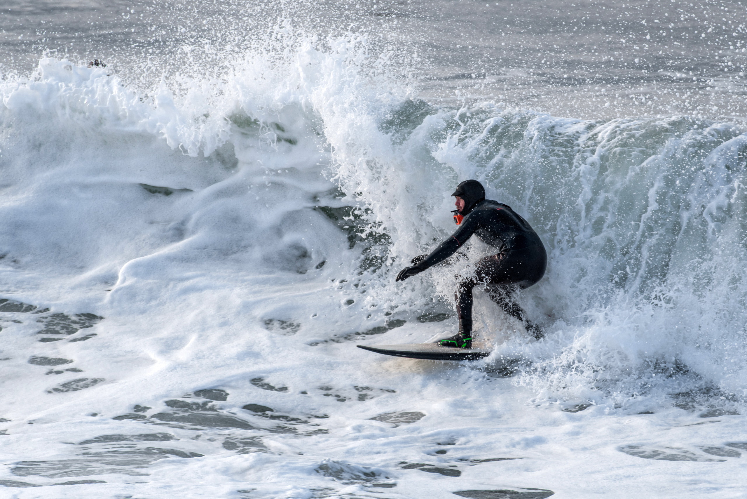 Серфинг, волны, серфер выезжает из волны