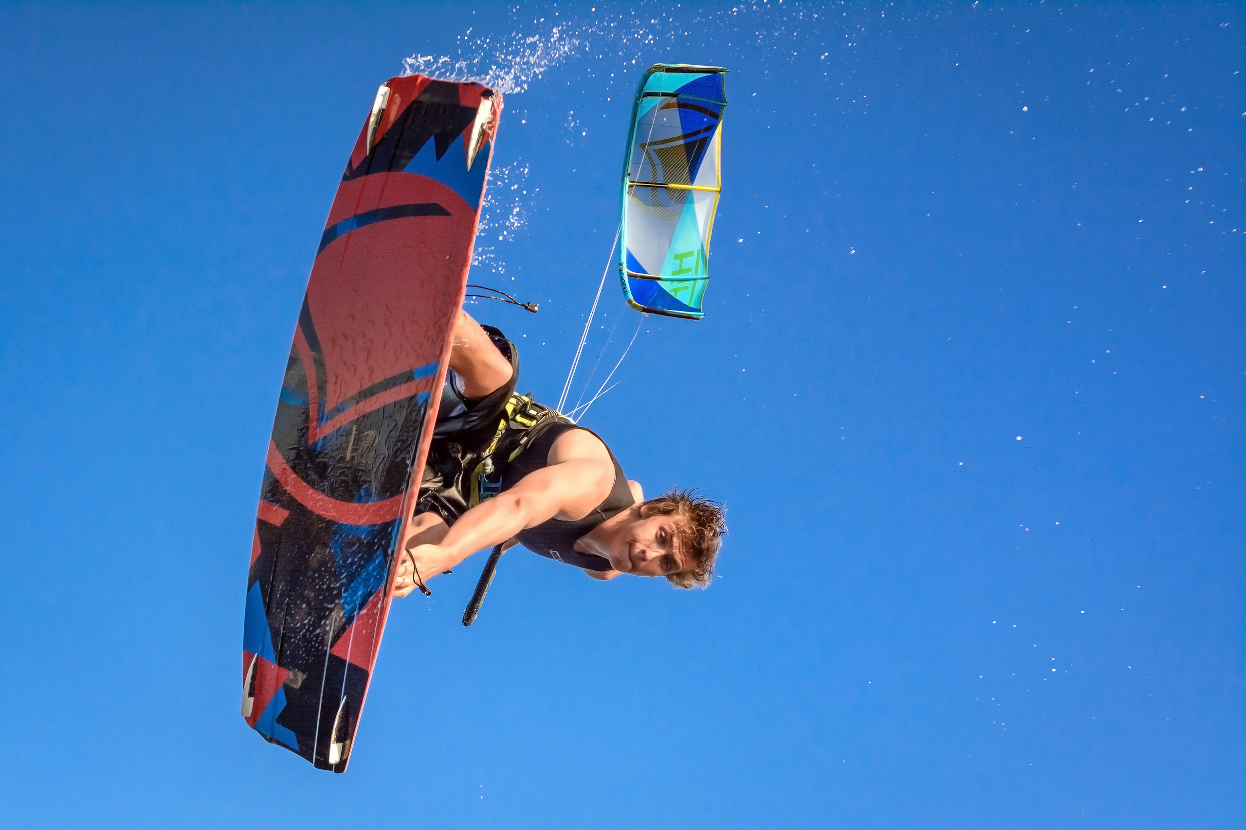 Кайт-серфер, фристайл в небе, Кайтинг, фристайл, прыжки, трюки, греб