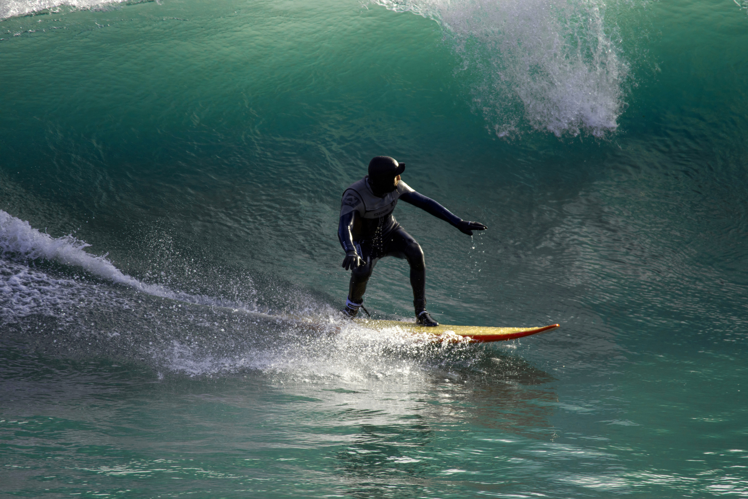 Серфинг, волны, серфер у волны выше него