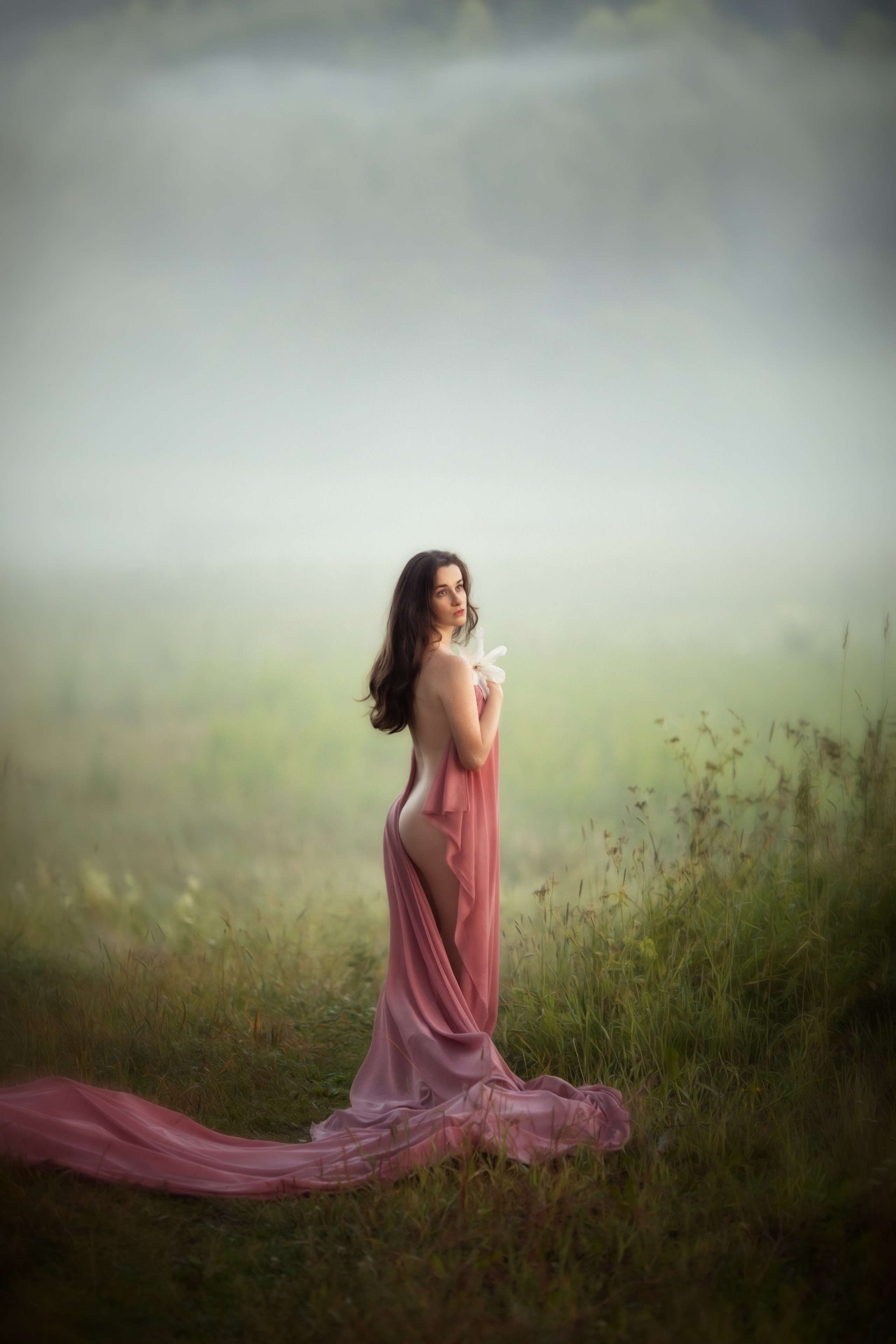 Арт-портрет на рассвете — утренний туман, мягкий свет и женская уязвимость.