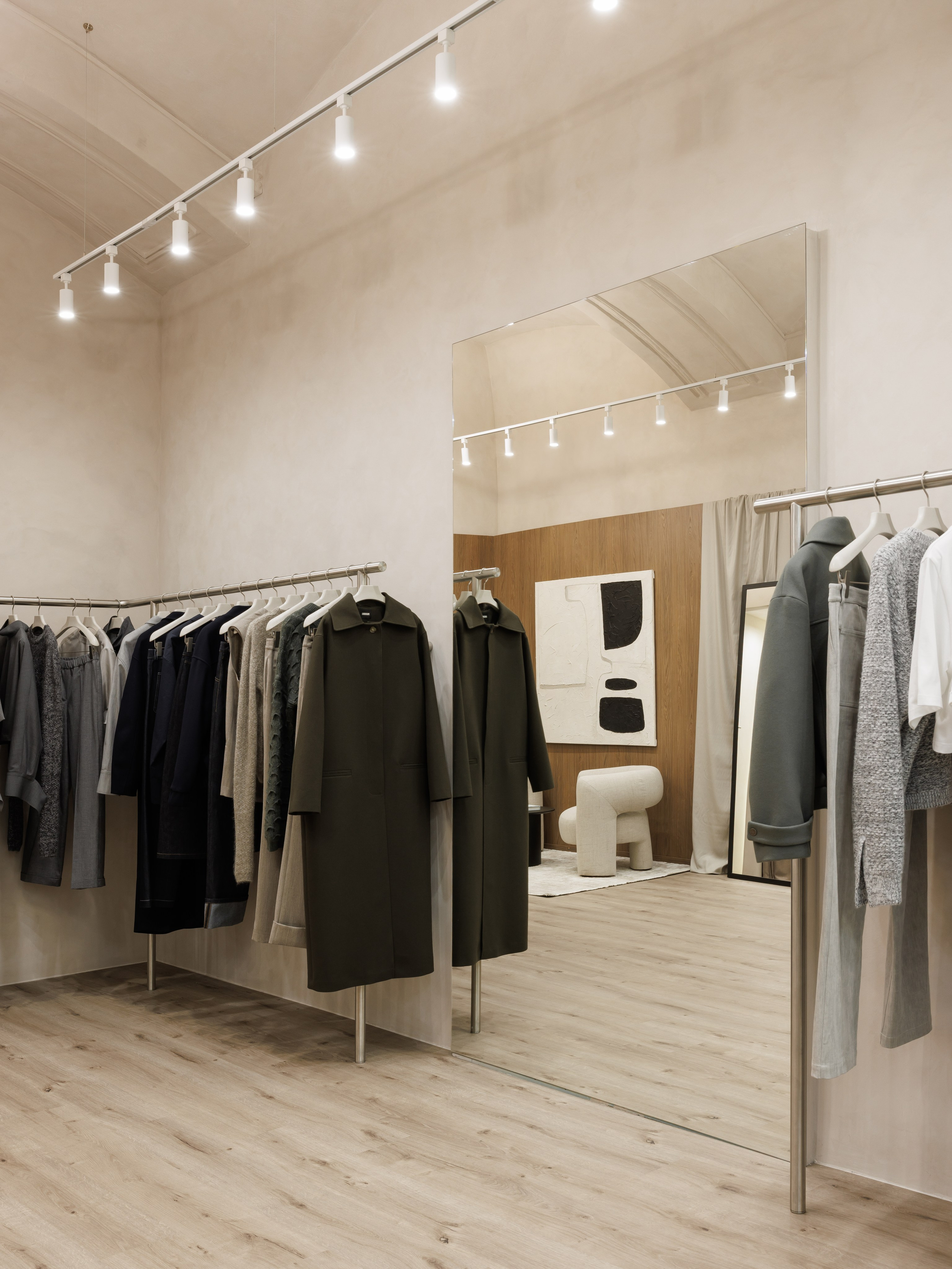 Современный интерьер бутика в Петербурге — бионические формы, нейтральная палитра, проект от ksudsgn