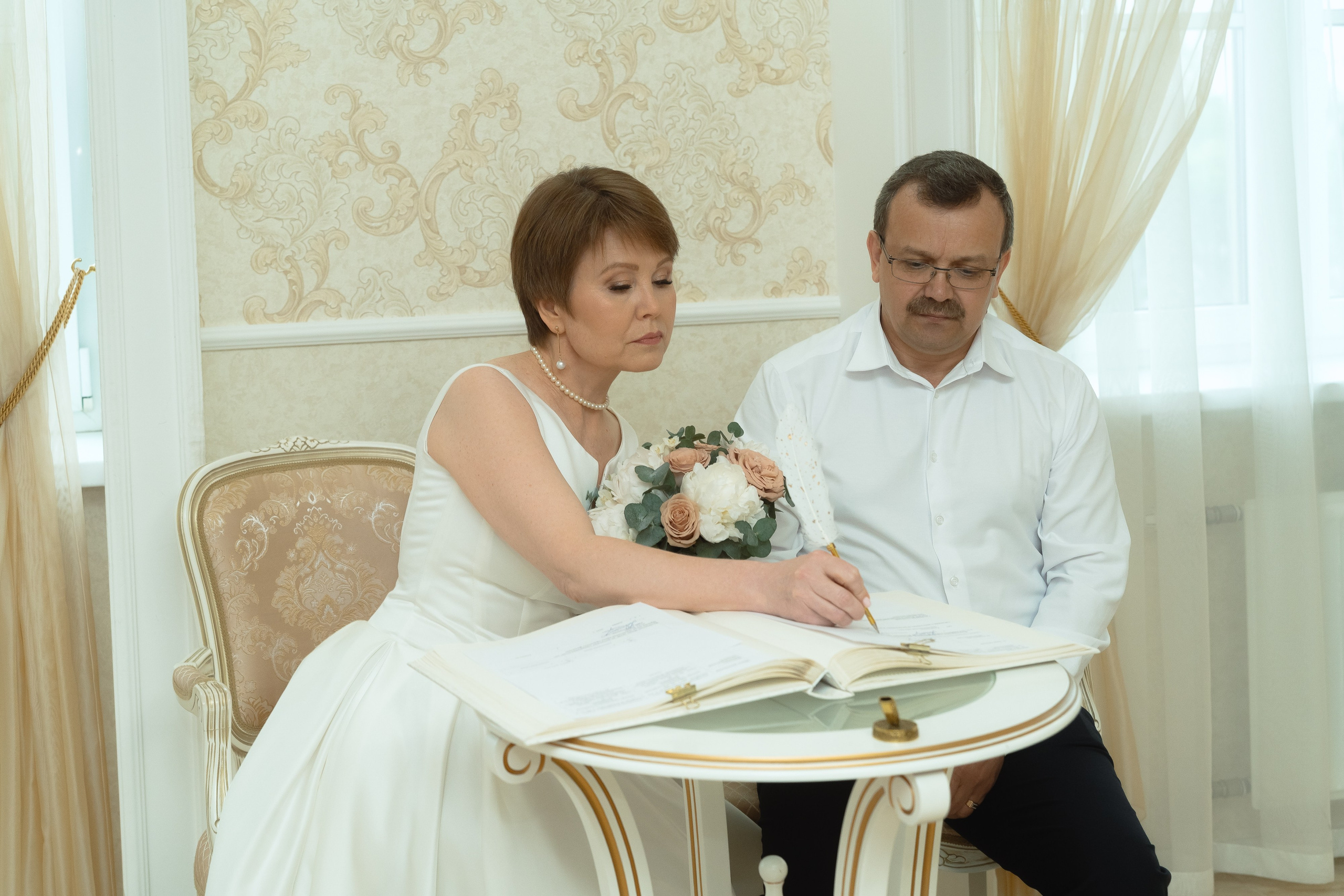 Молодожёны во время церемонии в ЗАГСе