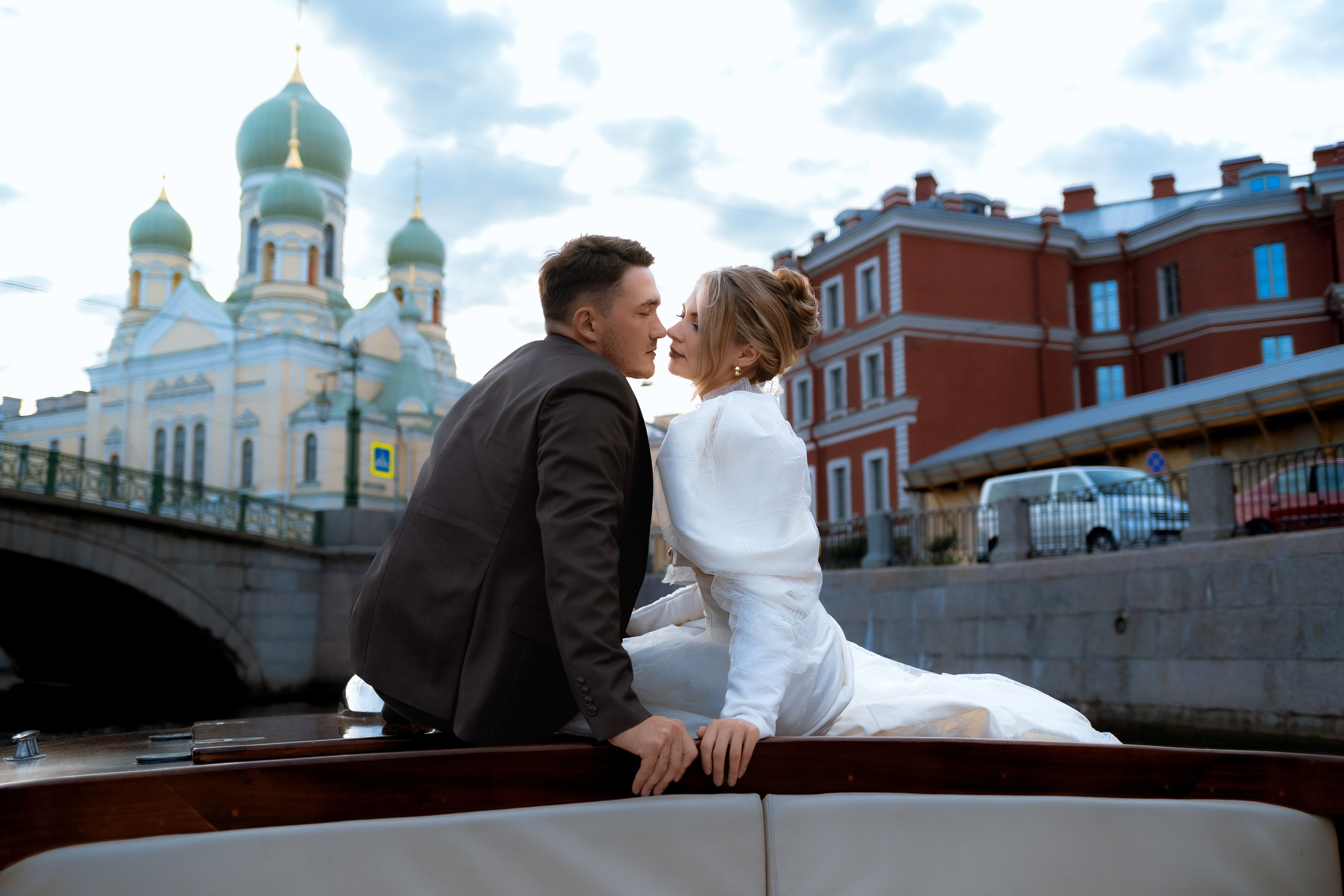 Пара на катере у храма и исторических фасадов — свадебная съёмка в Санкт-Петербурге