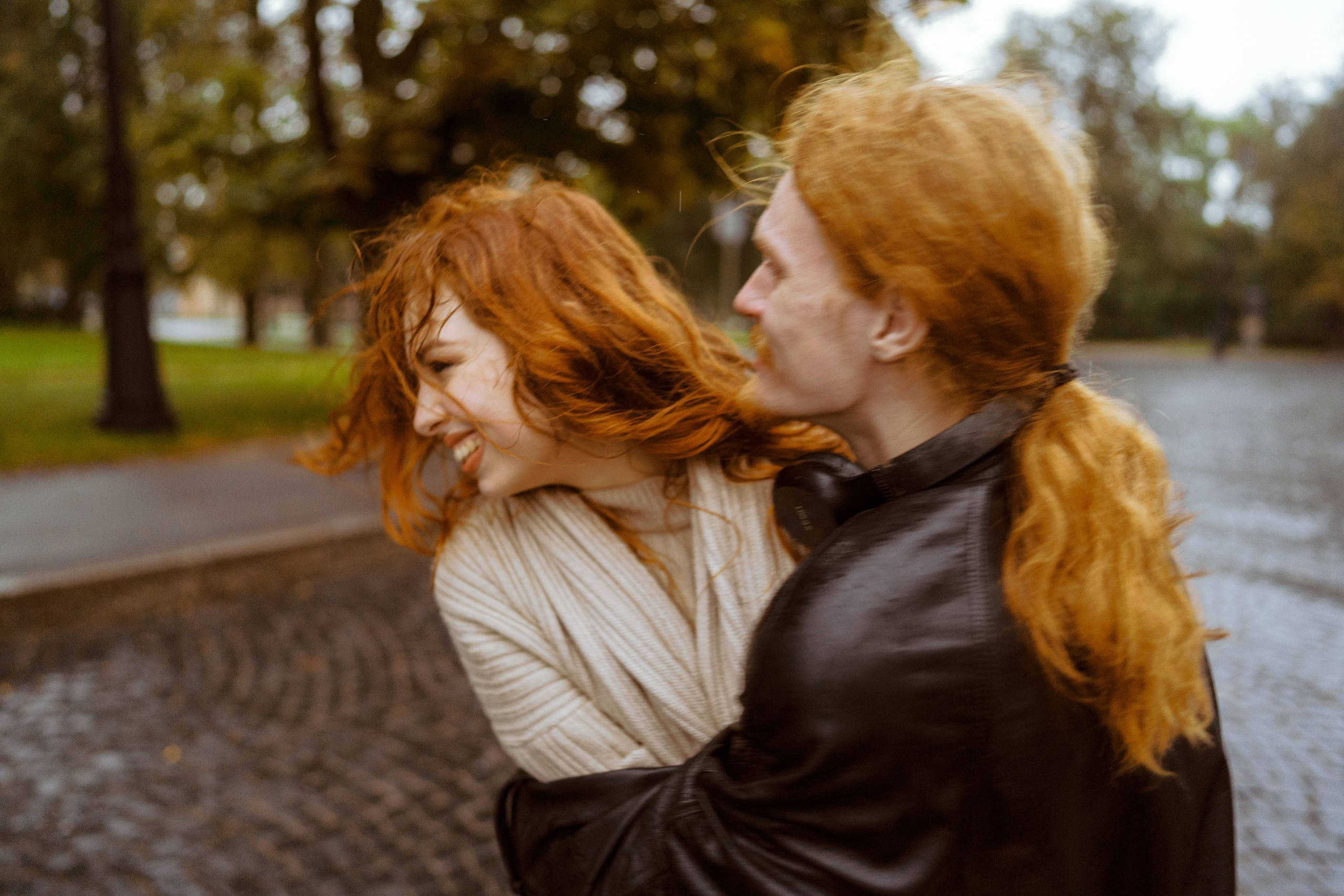 Цветной кадр вблизи: Оля смеётся, ветер в волосах