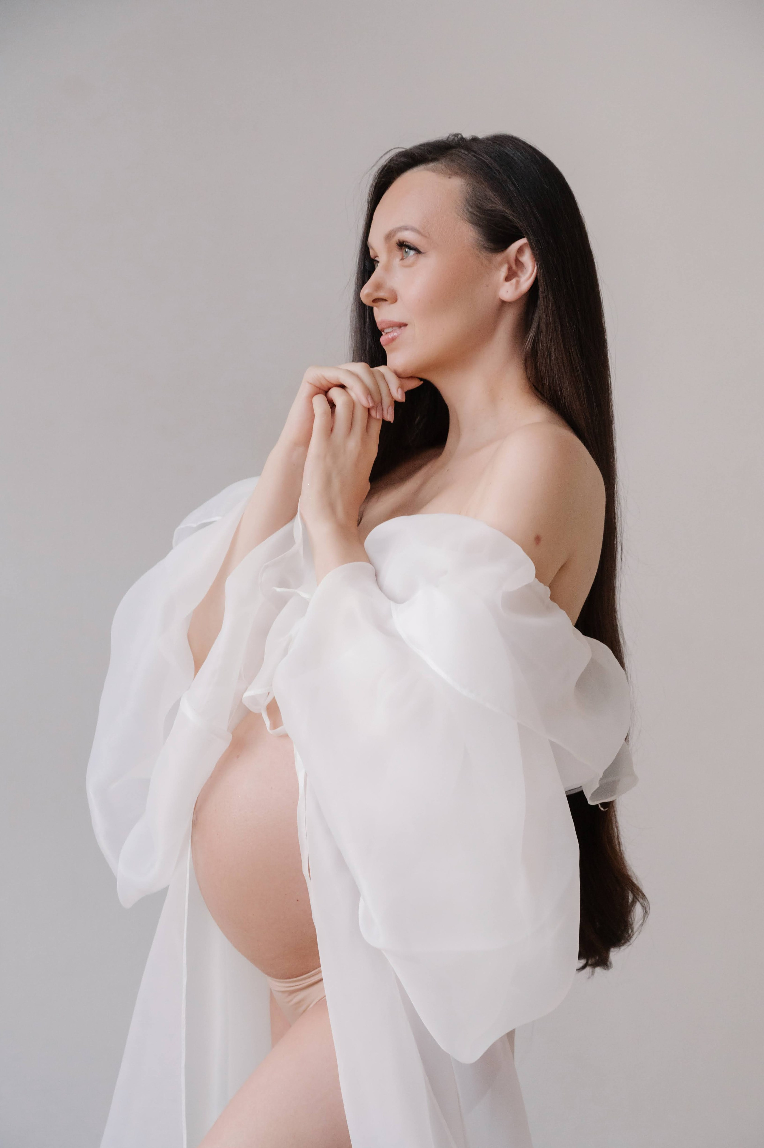 Фотосессия беременности в платьях. Профессиональный фотограф беременности в СПБ. Стильные фотосессии беременности в стиле минимализм и классическая фотография