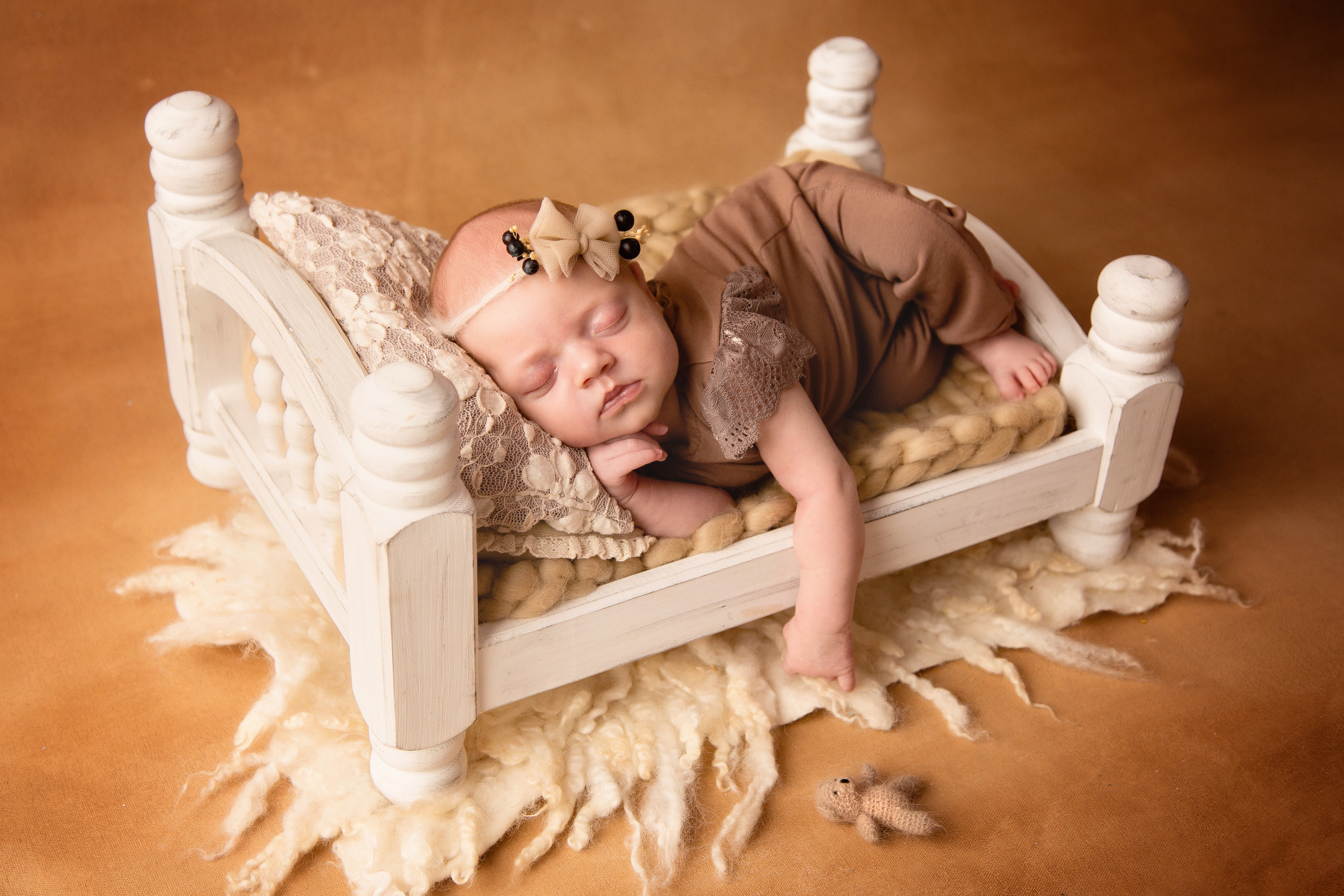 одетый в костюмчиках новорожденный на фотосессии