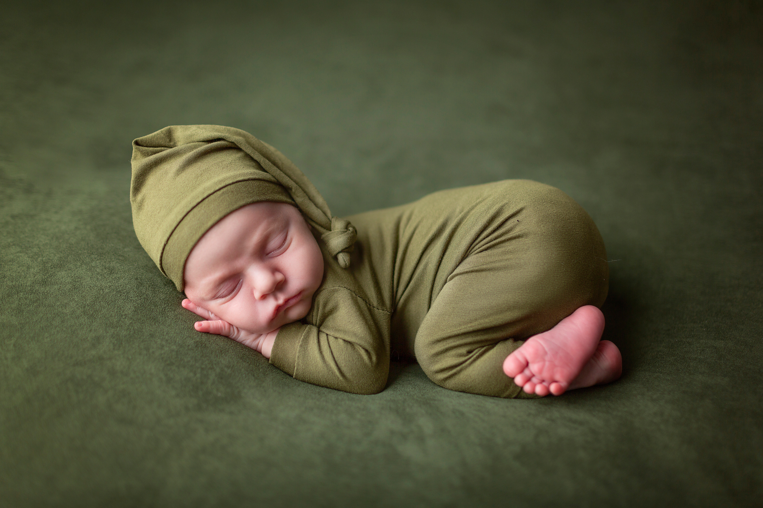 новорожденный малыш в костюмчике на животике великие луки