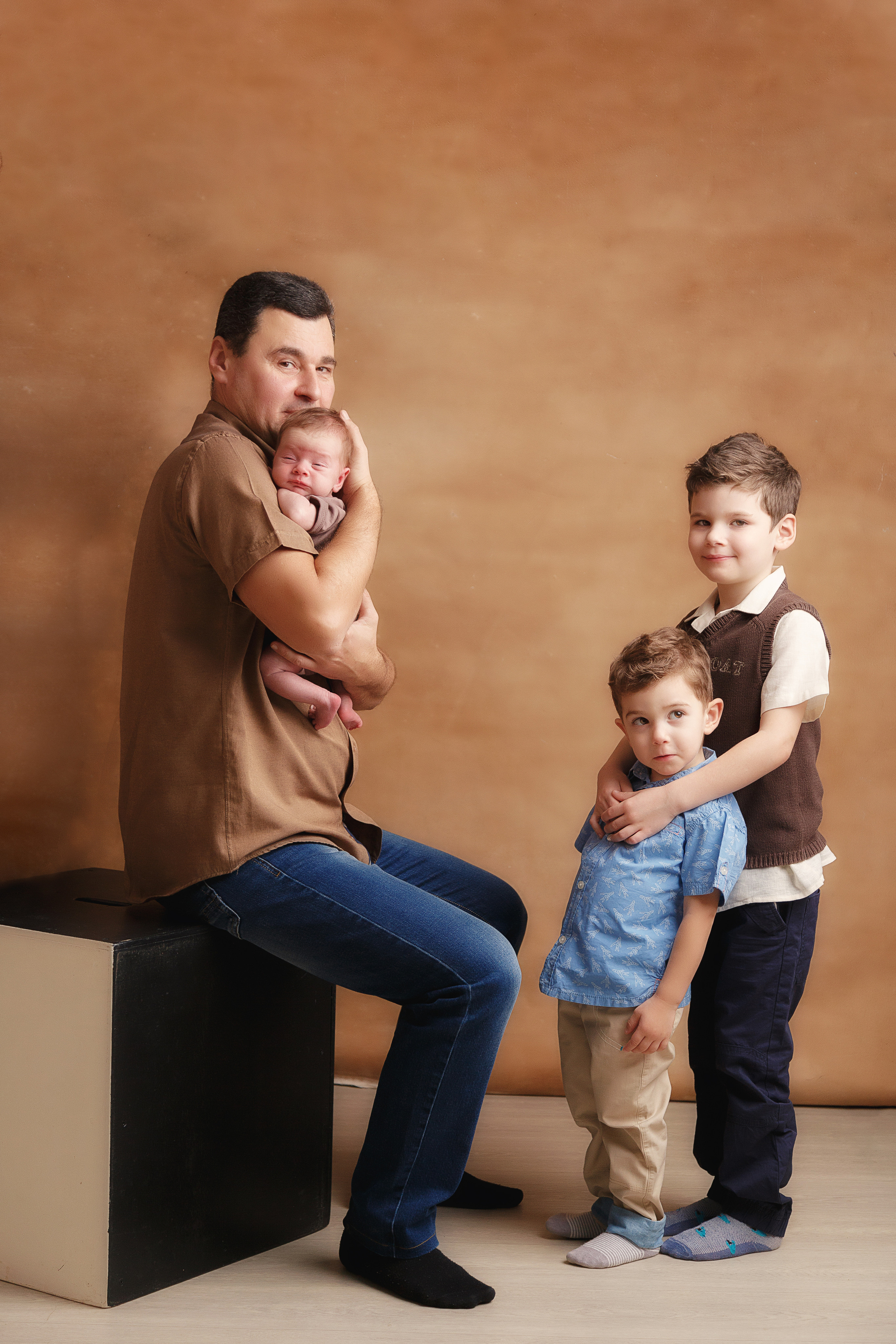 фото новорожденных мальчиков в студии или дома