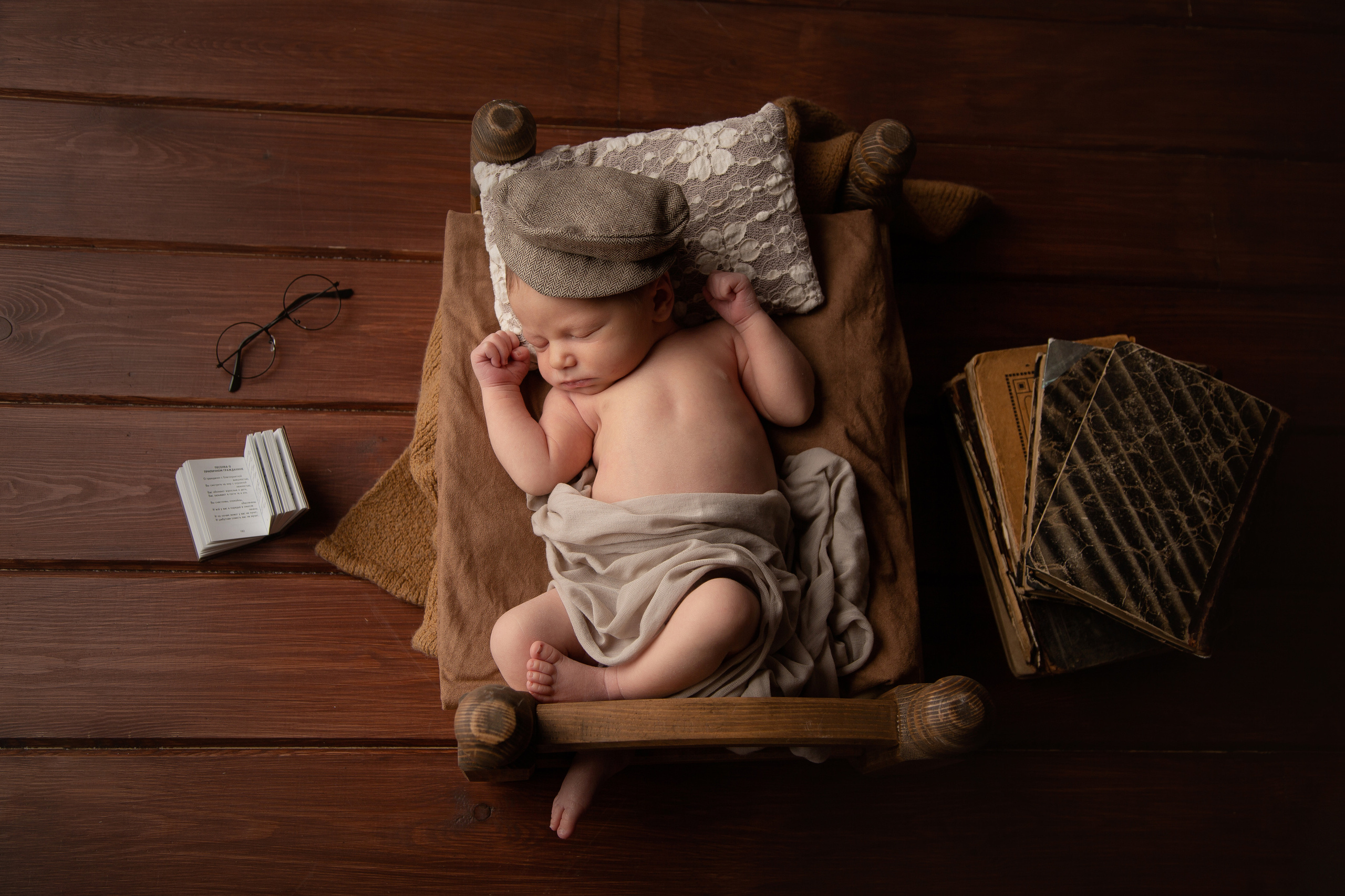 спящий новорожденный на ньюборн фотосессии