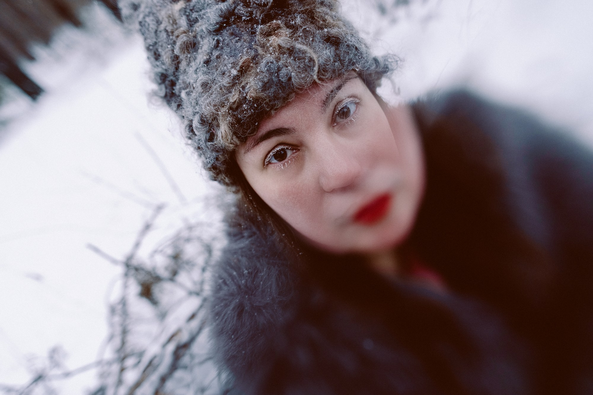 Портрет в меховой шапке в заснеженном лесу