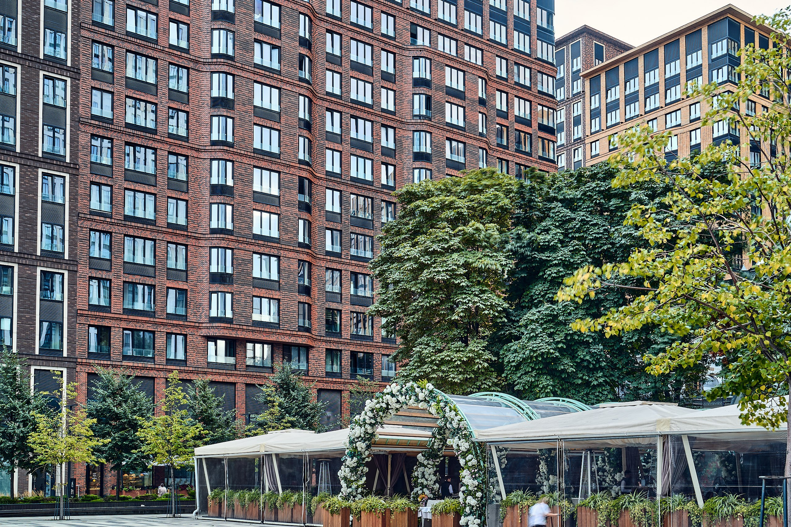 Архитектурная фотография с общим видом на некоторые строения, составляющие ансамбль "Царской площади"