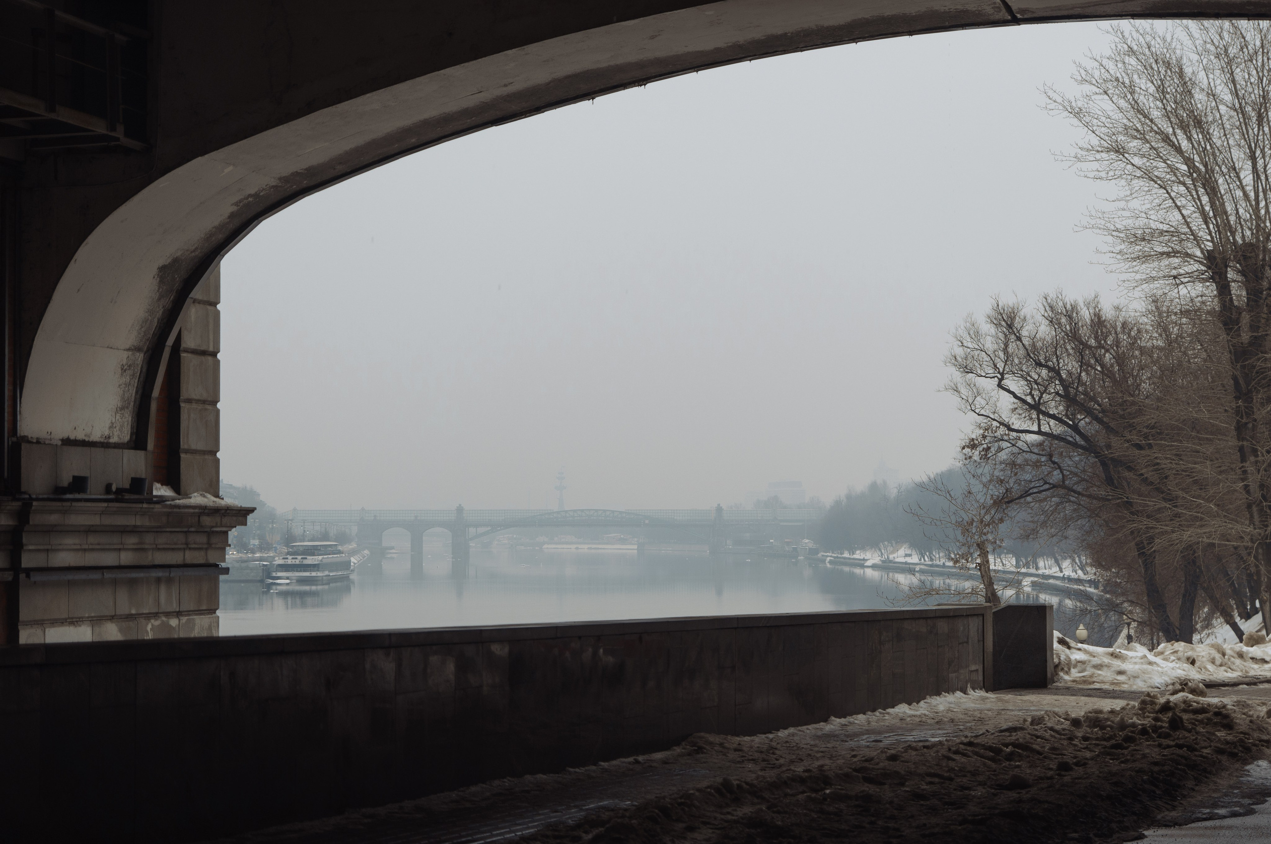 Фотосъемка автомобиля в Парке Горького весной в Москве. Жуков Илья свадебный фотограф в Москве