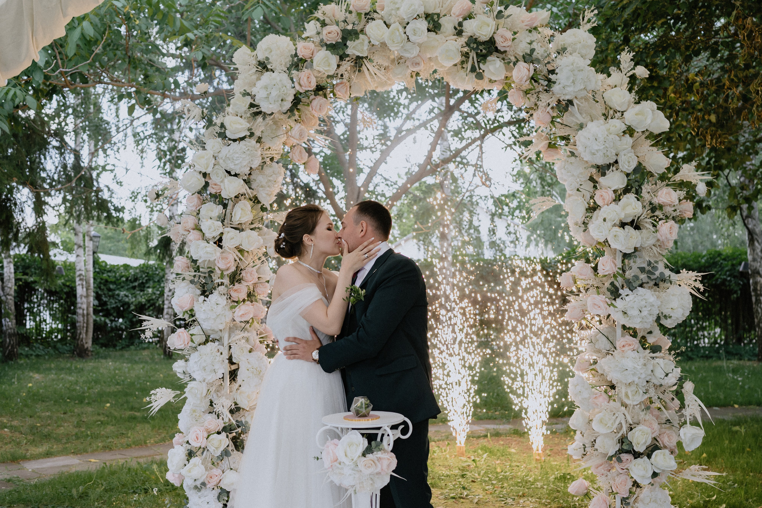 Гости поздравляют молодоженов