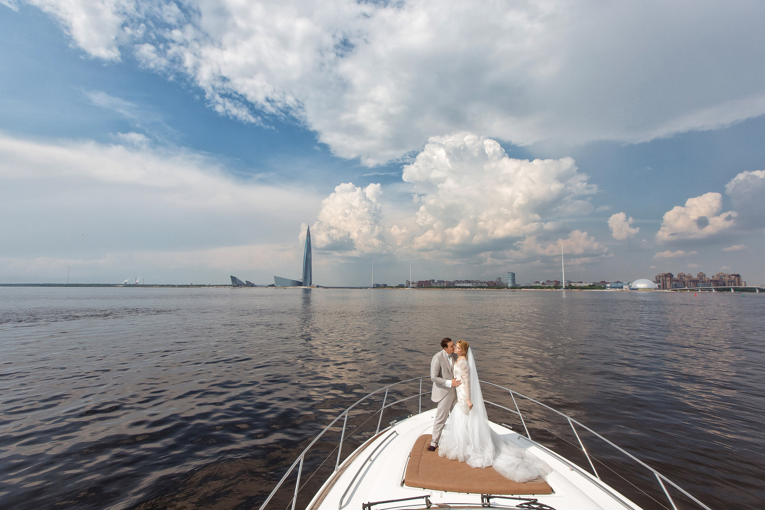 Свадебная прогулка на яхте по Финскому заливу на фоне Лахта центра